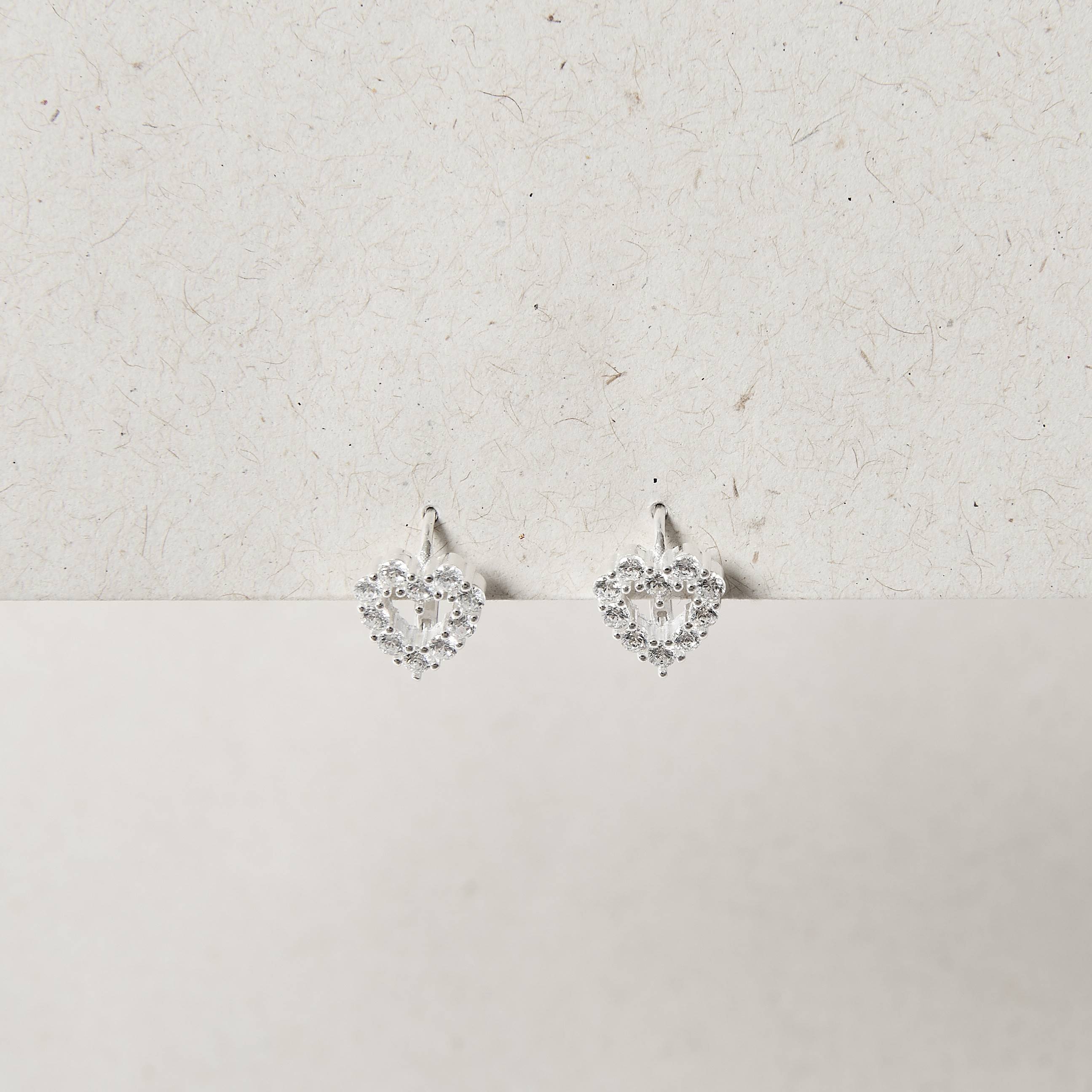 Argola click coração vazado cravejado 11mm 