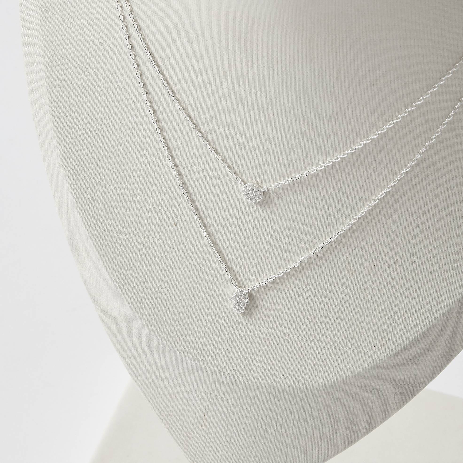 Imagem Secundária Colar duplo entremeios círculo e mão cravejados 7mm 45+5cm