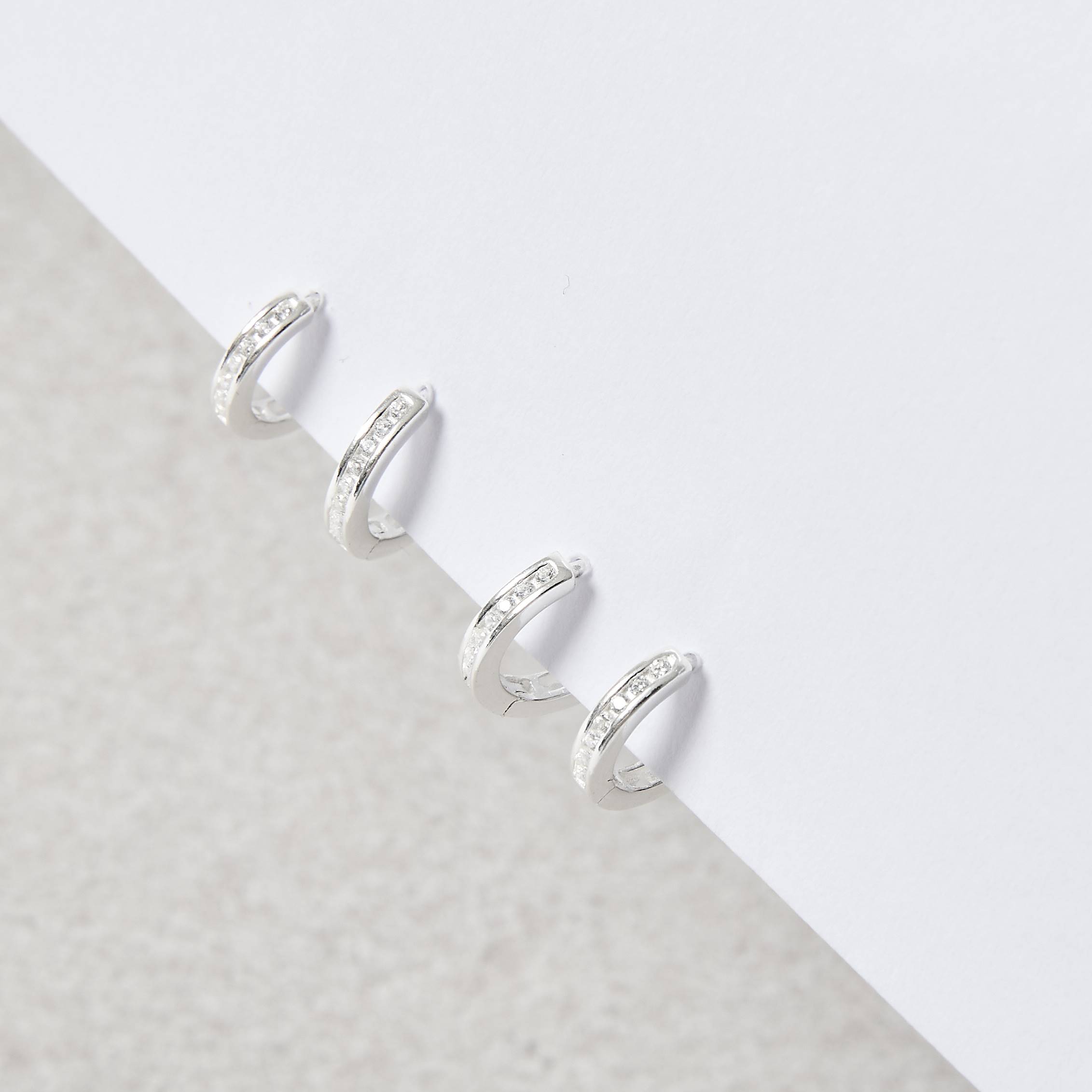 Dupla argolas click redonda cravejada 11 e 13mm detalhe corações