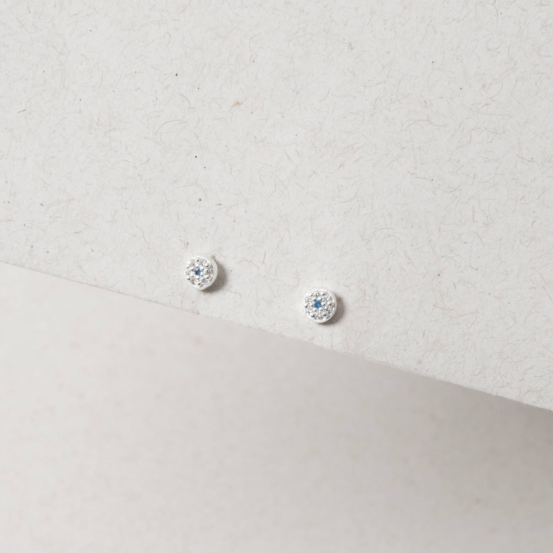 Imagem Brinco infantil círculo cravejado detalhe zircônia azul 4mm tarraxa baby