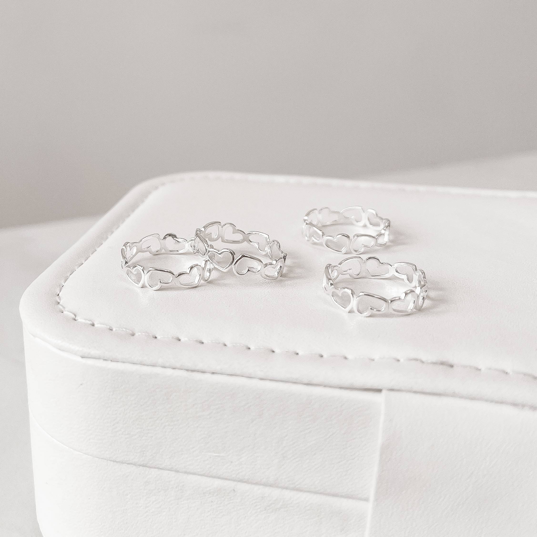 Anel aliança corações de lado vazado