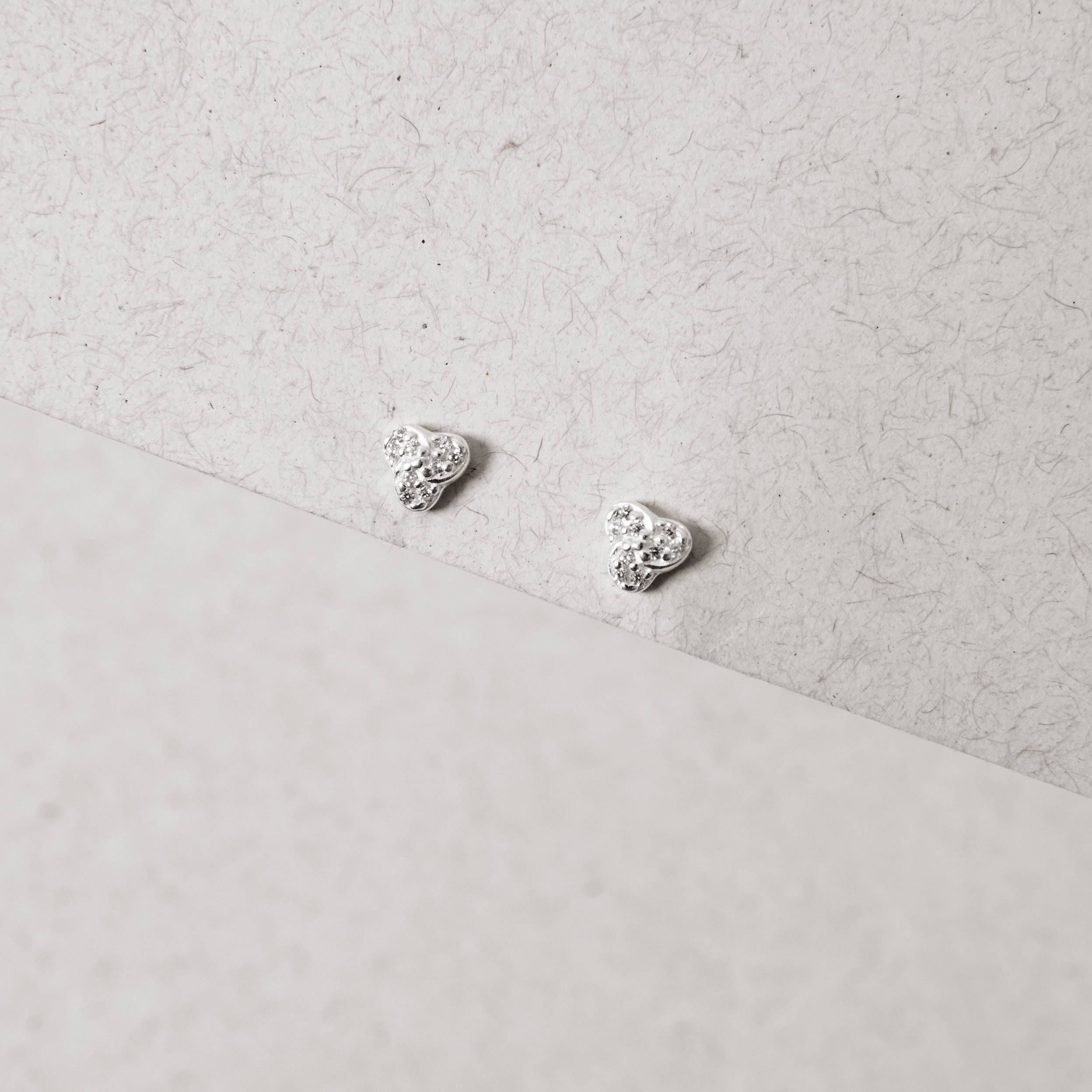 Imagem Secundária Brinco infantil flor com zircônias 5mm tarraxa baby