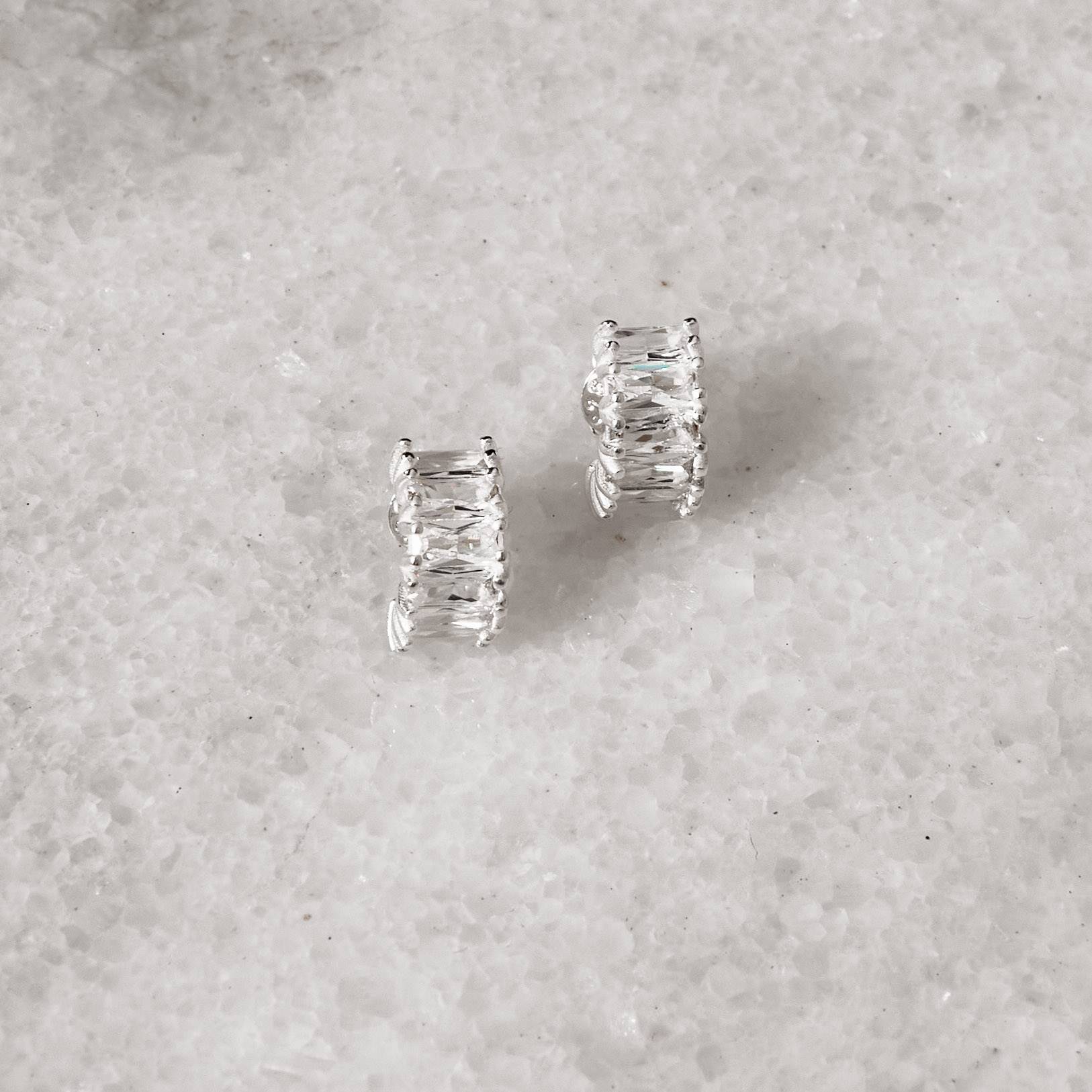 Brinco meia argola cravejada 12mm tarraxa