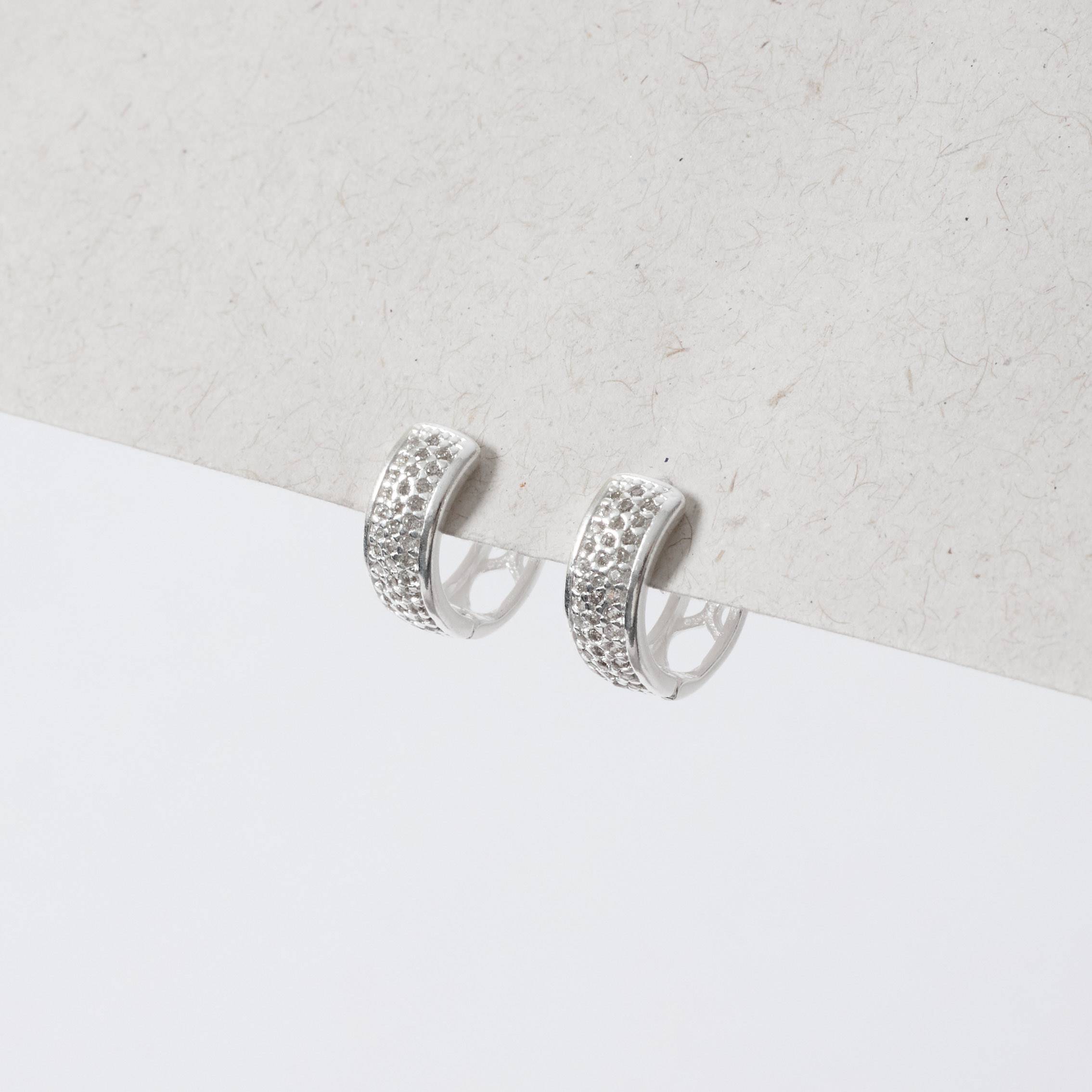 Imagem Argola click larga cravejada 12mm detalhe geométrico vazado