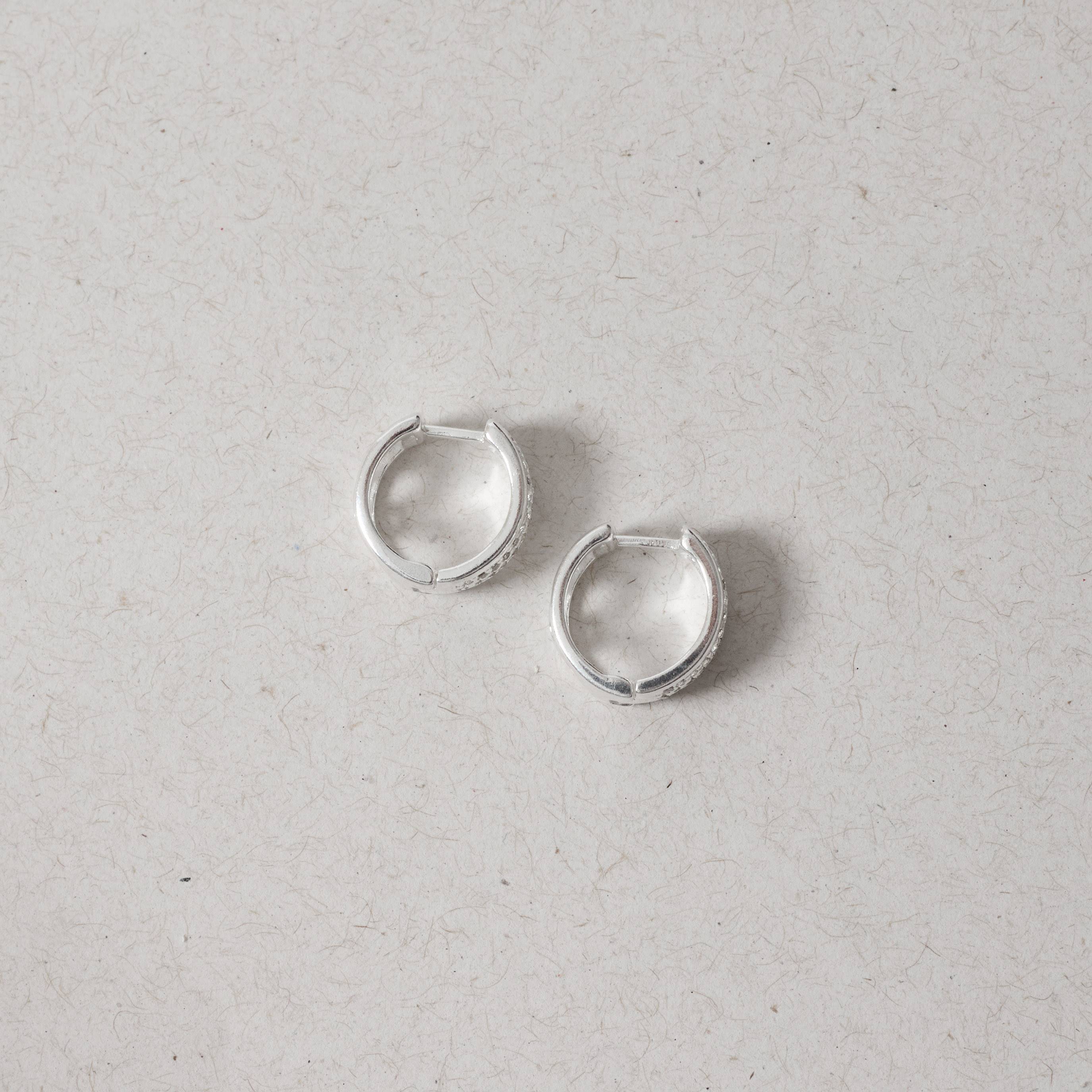 Imagem Secundária Argola click larga cravejada 12mm detalhe geométrico vazado