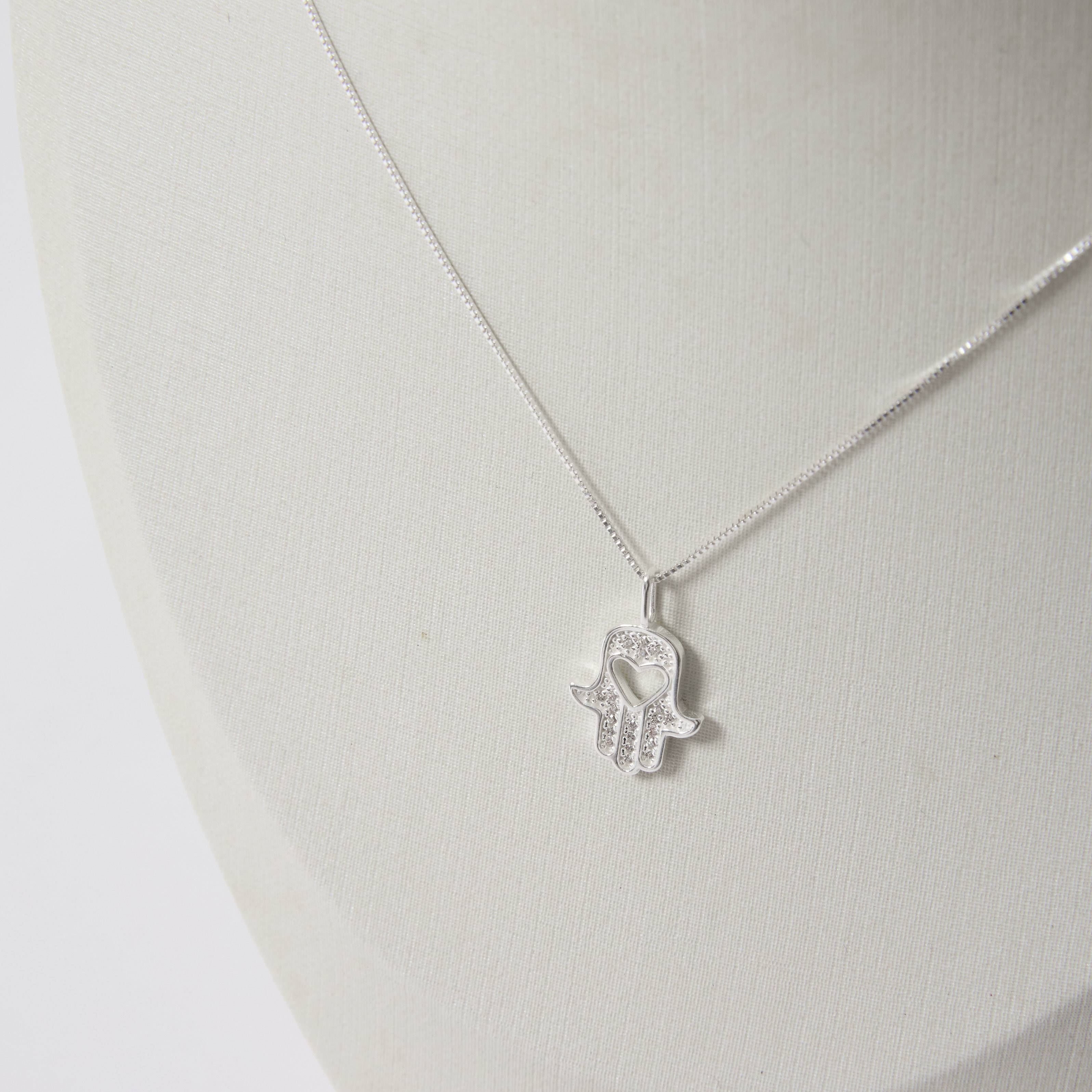 Colar pingente mão cravejada com coração vazado 15mm 45cm