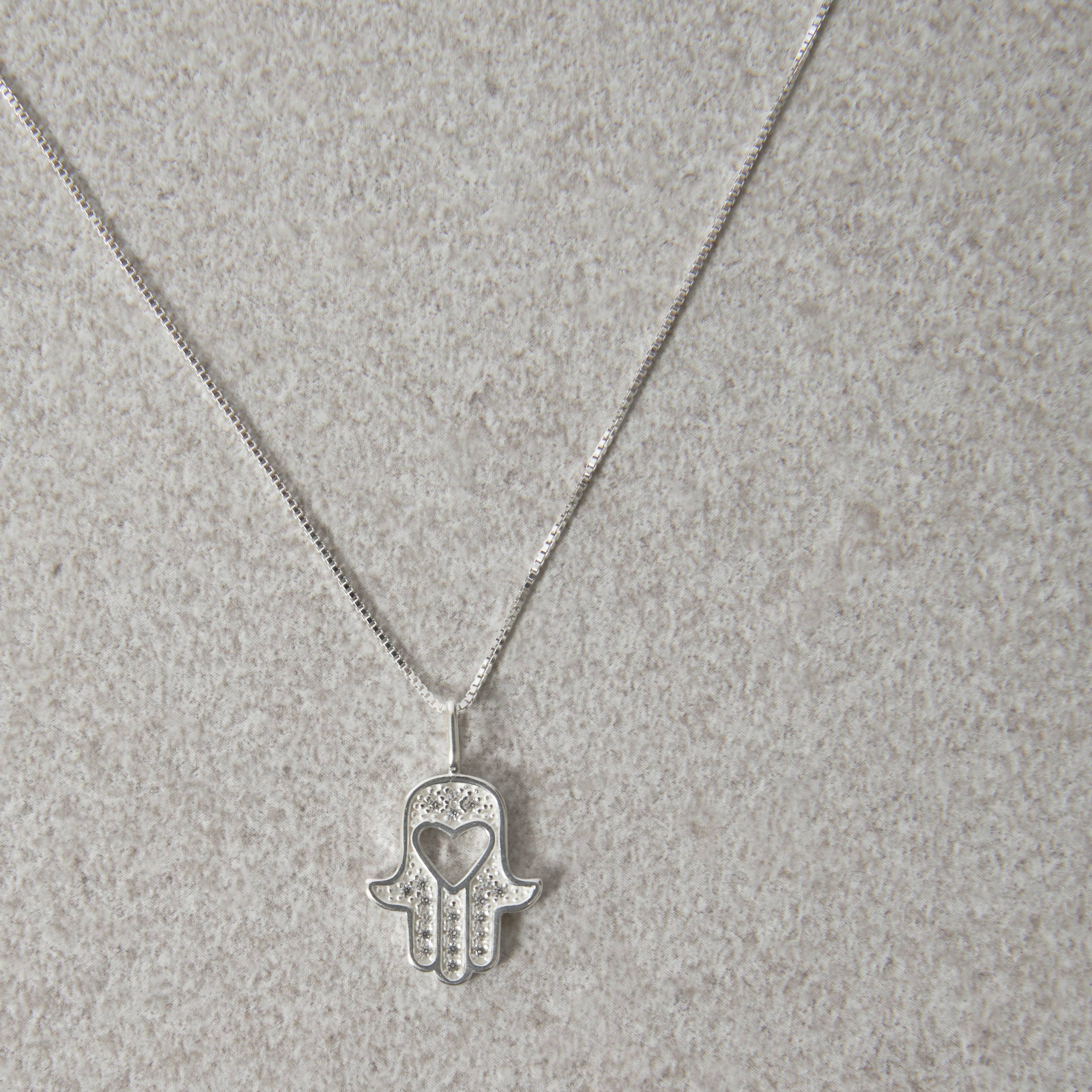 Imagem Secundária Colar pingente mão cravejada com coração vazado 15mm 45cm