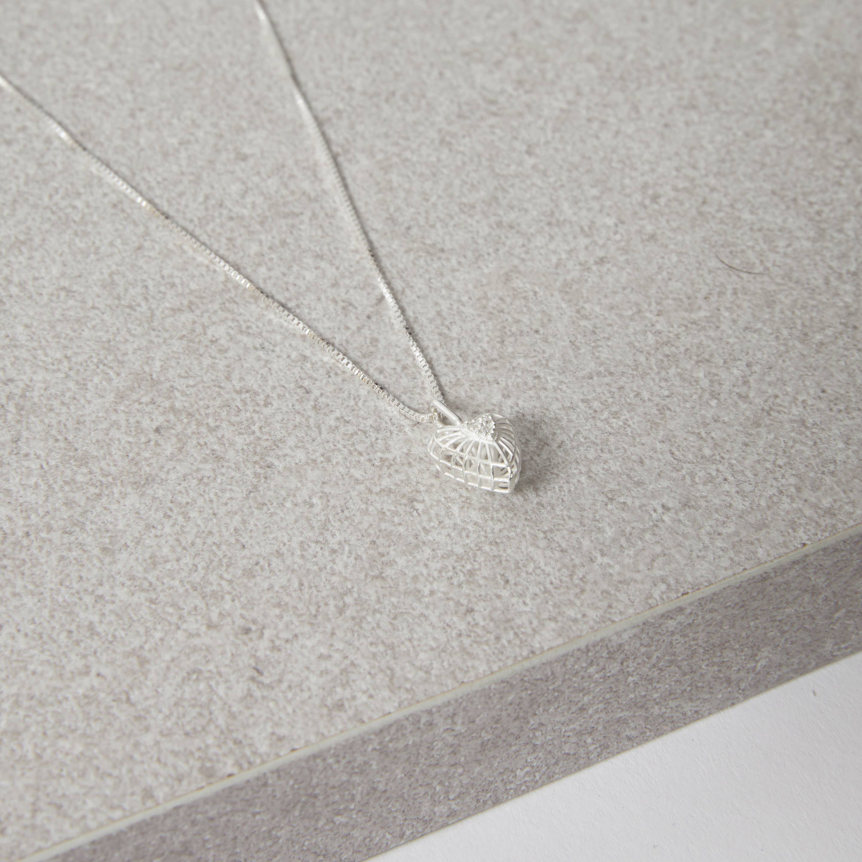 Imagem Secundária Colar pingente coração 3D com zircônias 11mm 45cm