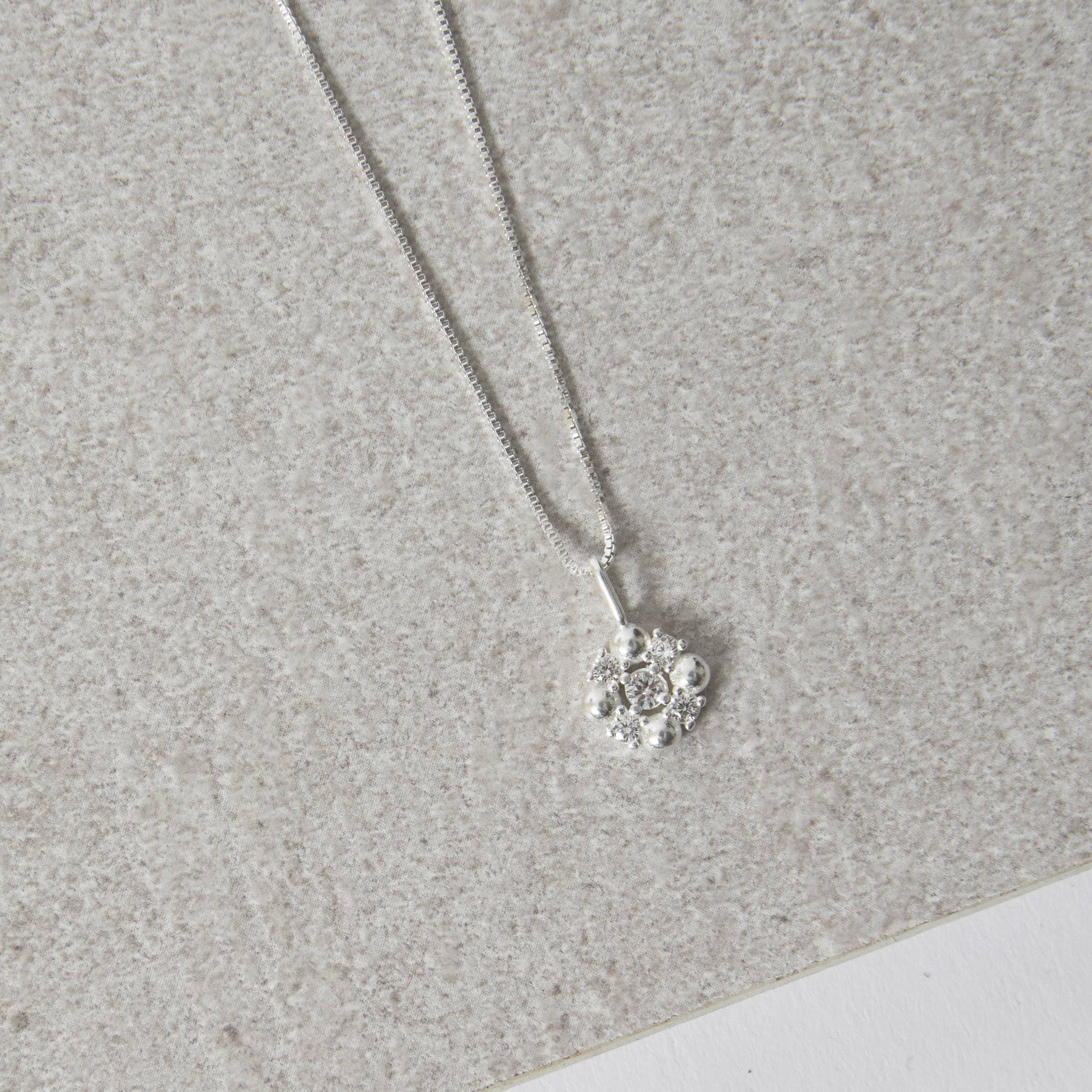 Imagem Colar pingente losango com bolas e zircônias 9mm 45cm