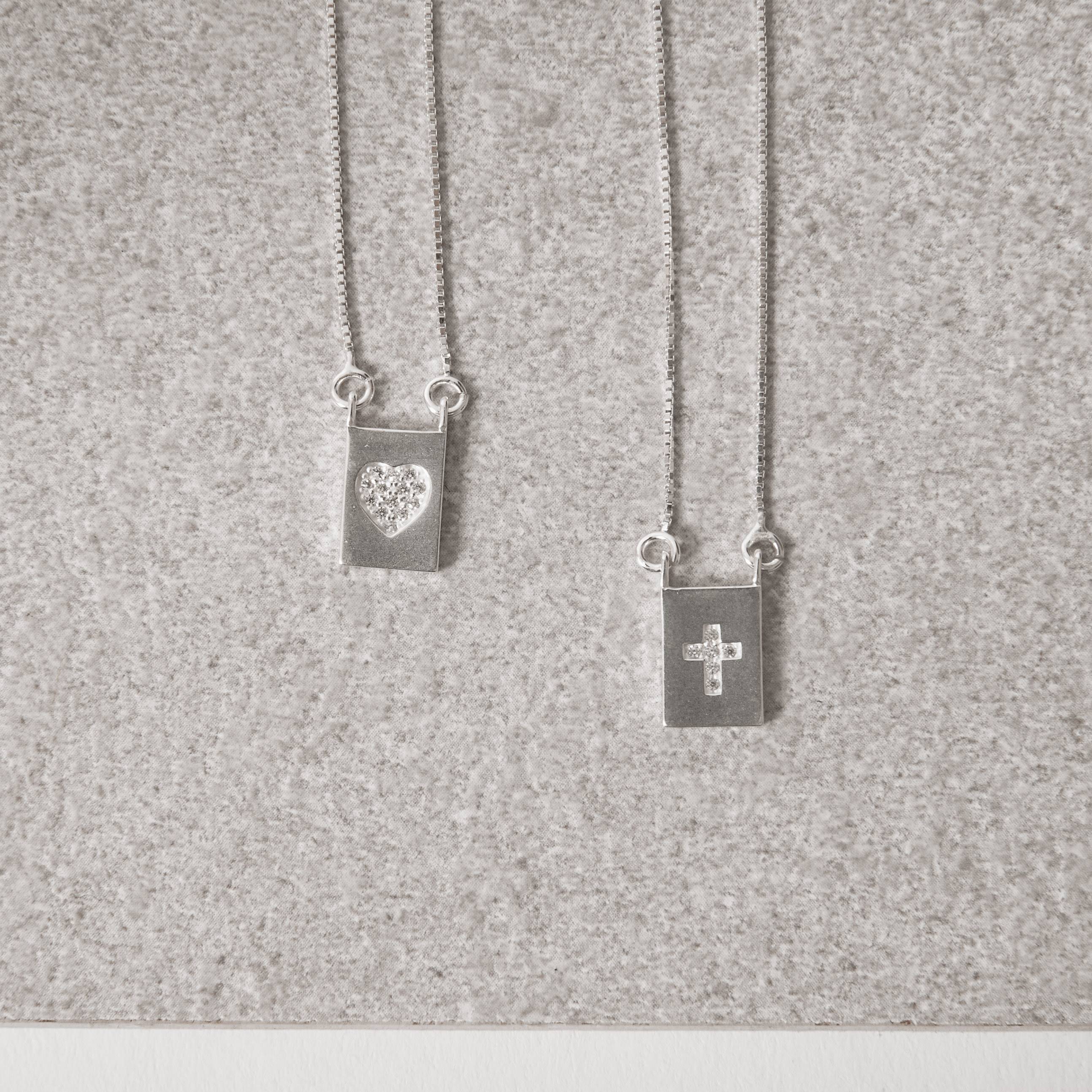 Escapulário medalhas cruz e coração cravejados v12 60cm