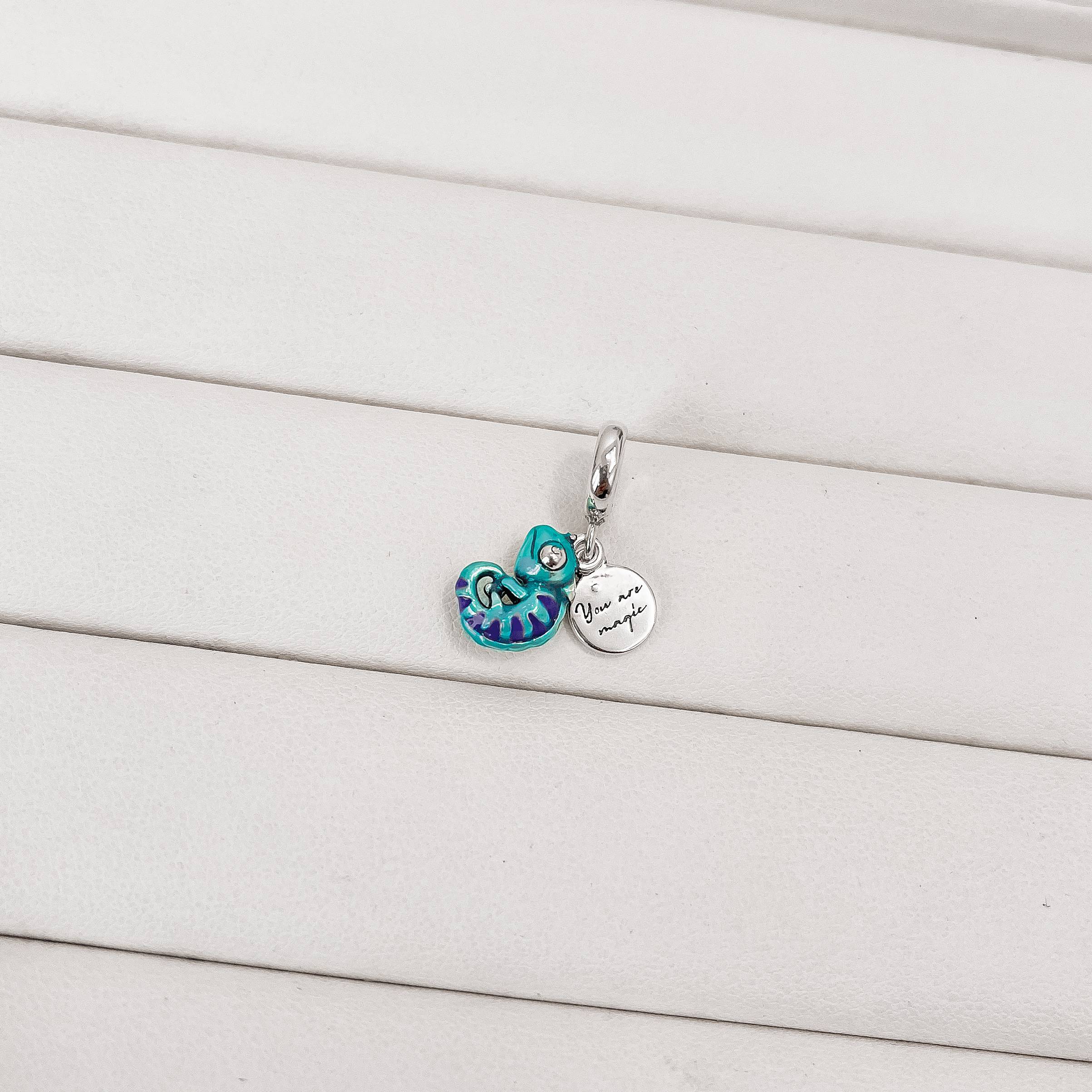 Berloque pingentes camaleão e placa escrito you are magic envelhecido