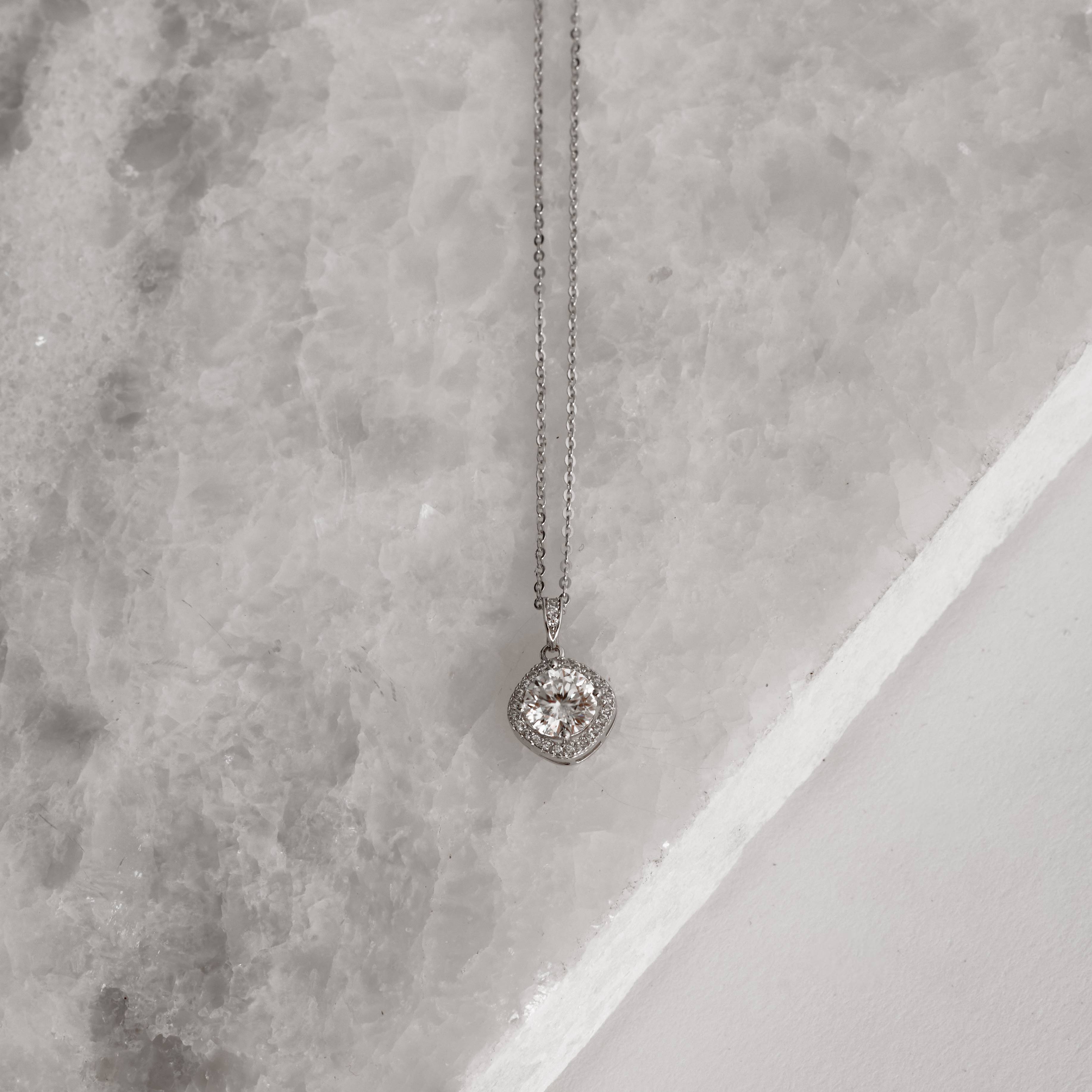 Imagem Colar pingente moissanite cristal 6.5mm com cravejado corrente cadeadinho 45cm ródio