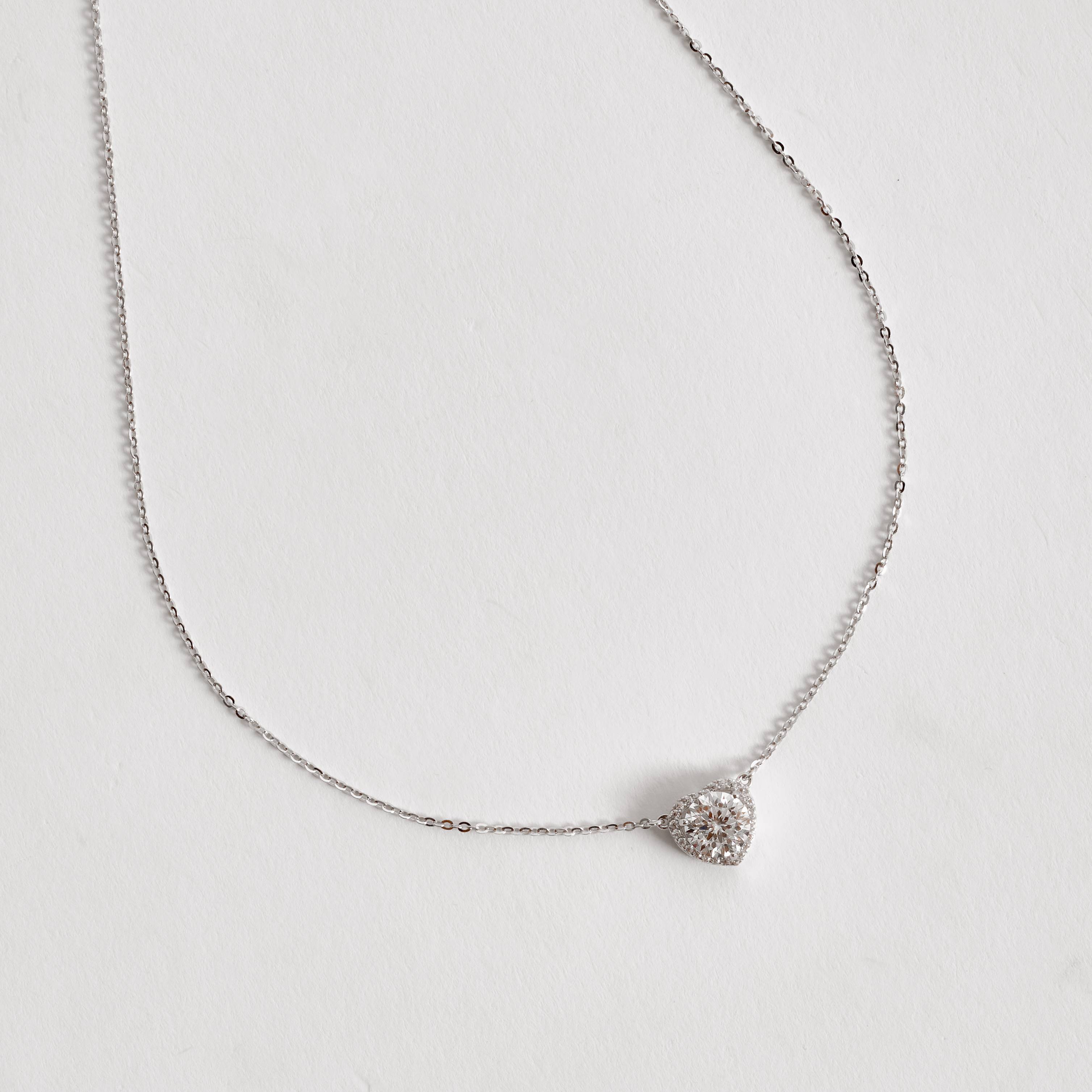 Imagem Colar pingente moissanite cristal 6.5mm com coração vazado cravejado corrente cadeadinho 45cm ródio