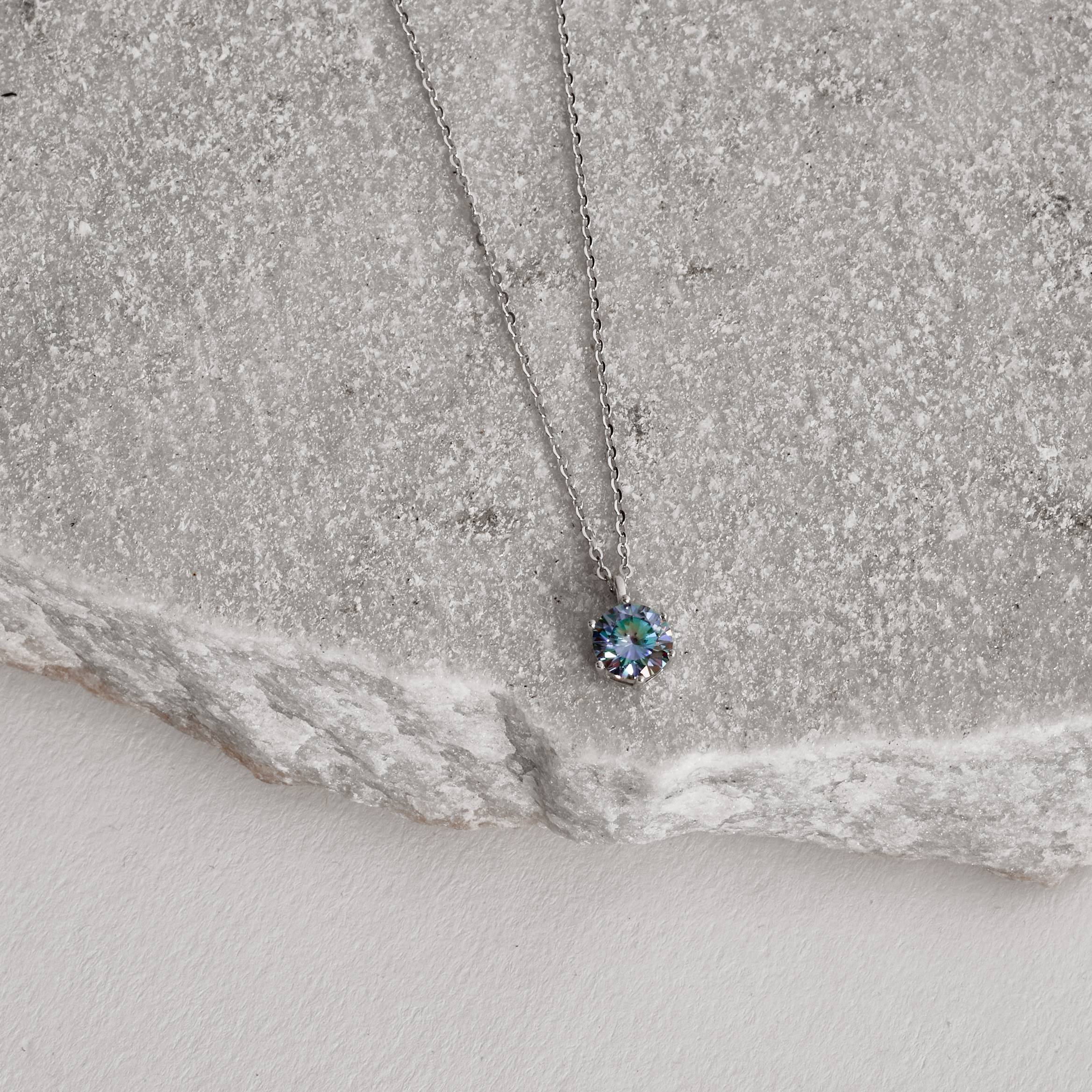 Imagem Colar pingente moissanite rainbow green 6.5mm corrente cadeadinho 45cm ródio