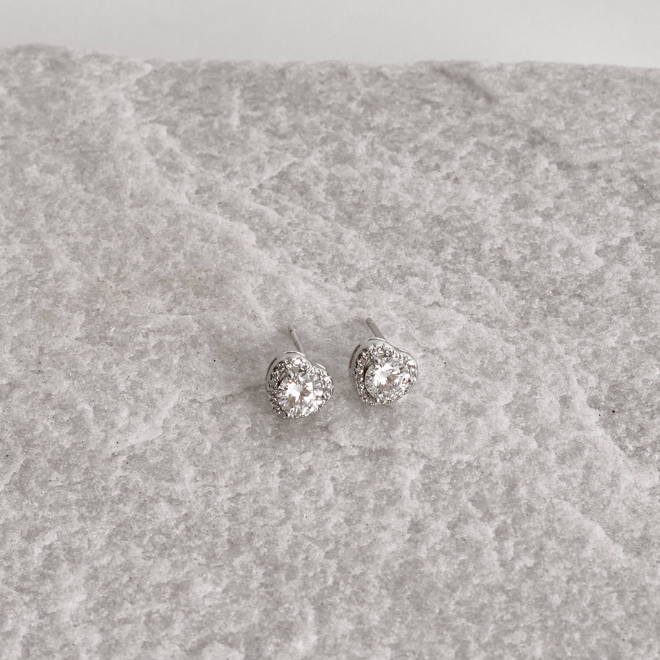 Imagem Brinco moissanite cristal 5mm com coração cravejado ródio