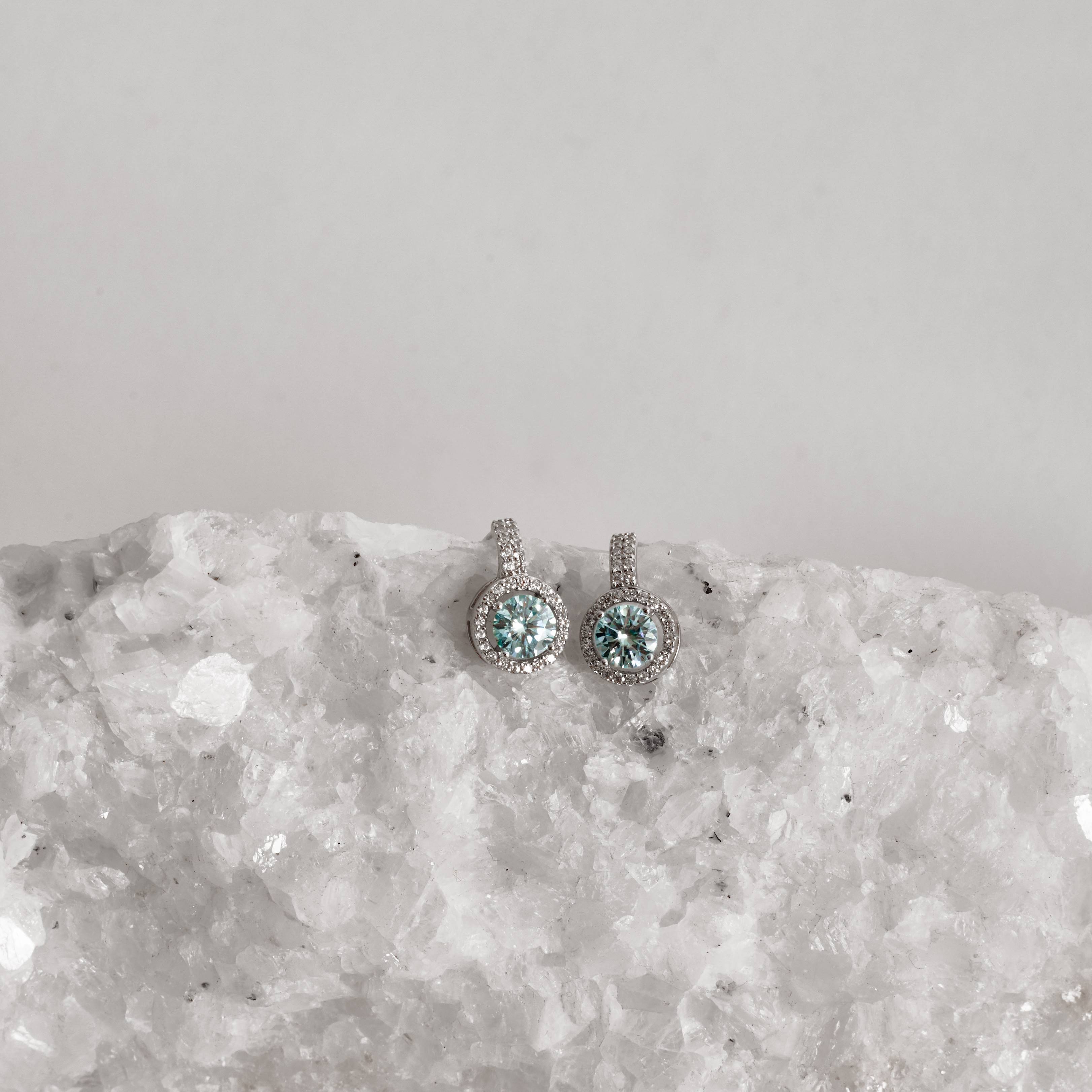 Imagem Secundária Brinco meia argola moissanite aquamarine 5mm com cravejado ródio