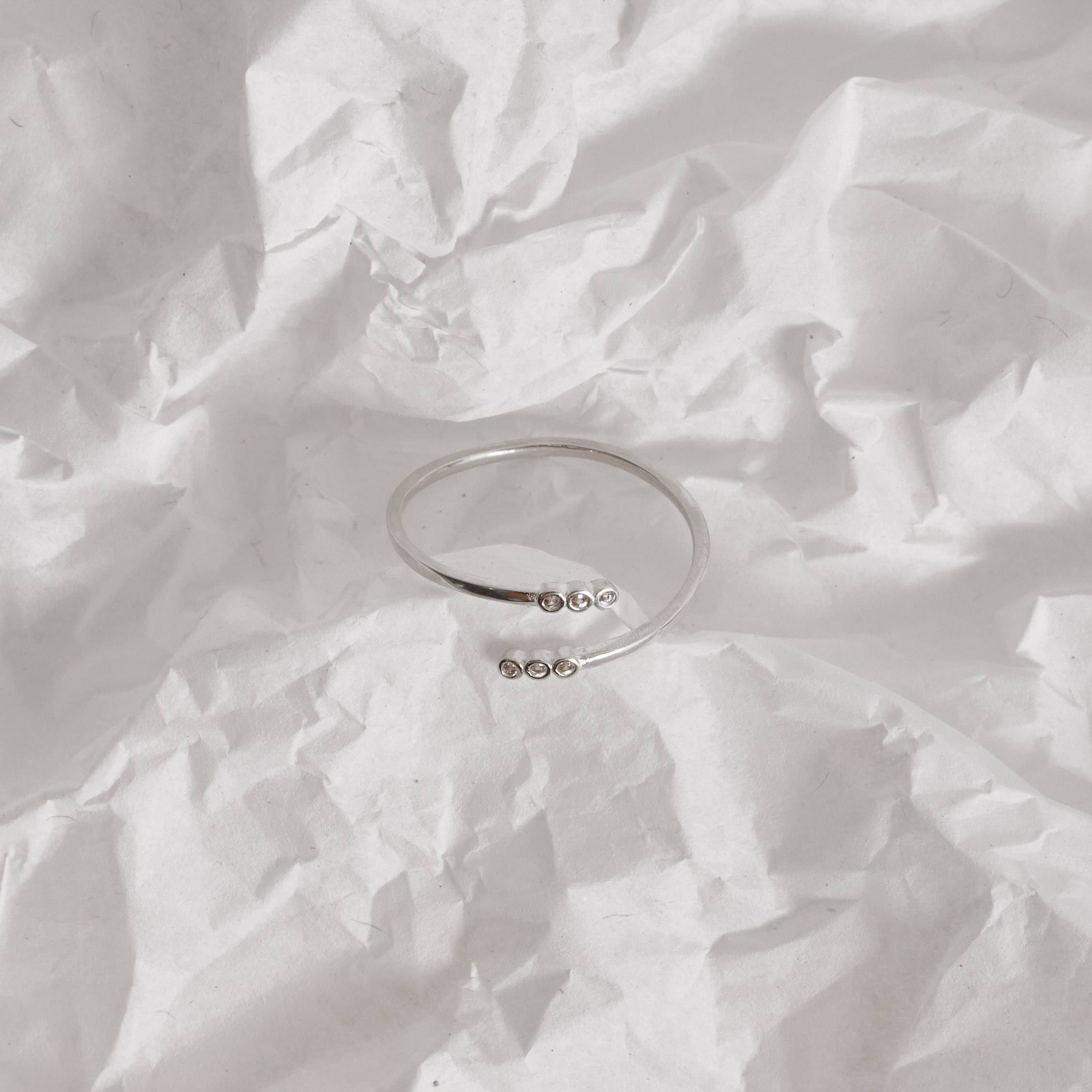 Imagem Secundária Anel fino 3 zircônias regulável G