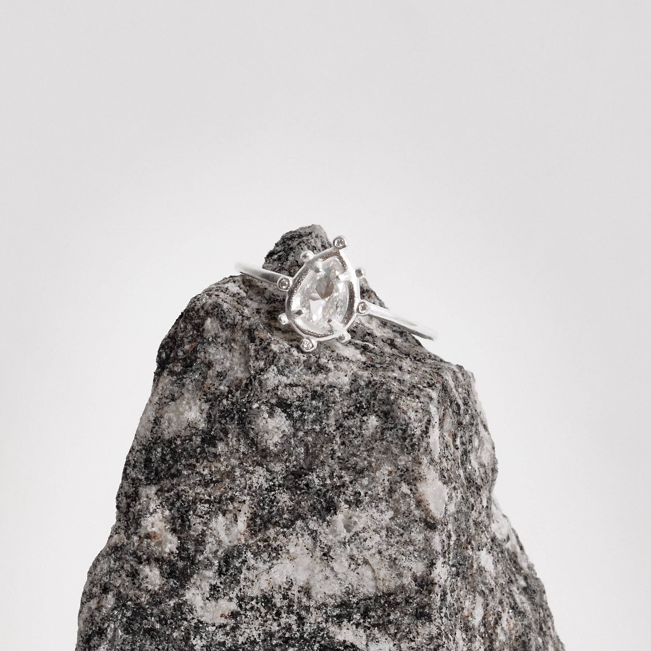 Imagem Anel fino zircônia gota trabalhada