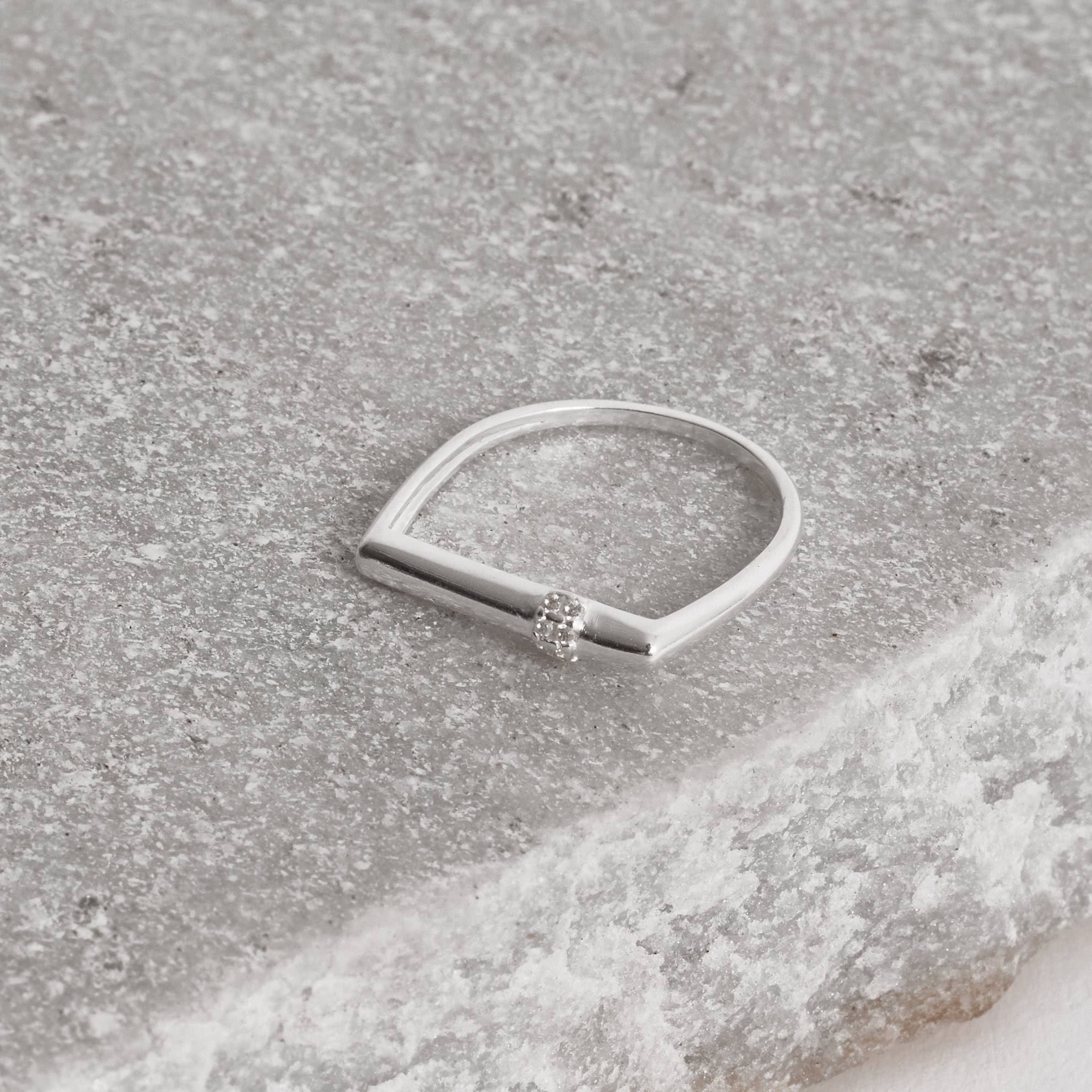 Imagem Anel reto com detalhe cravejado