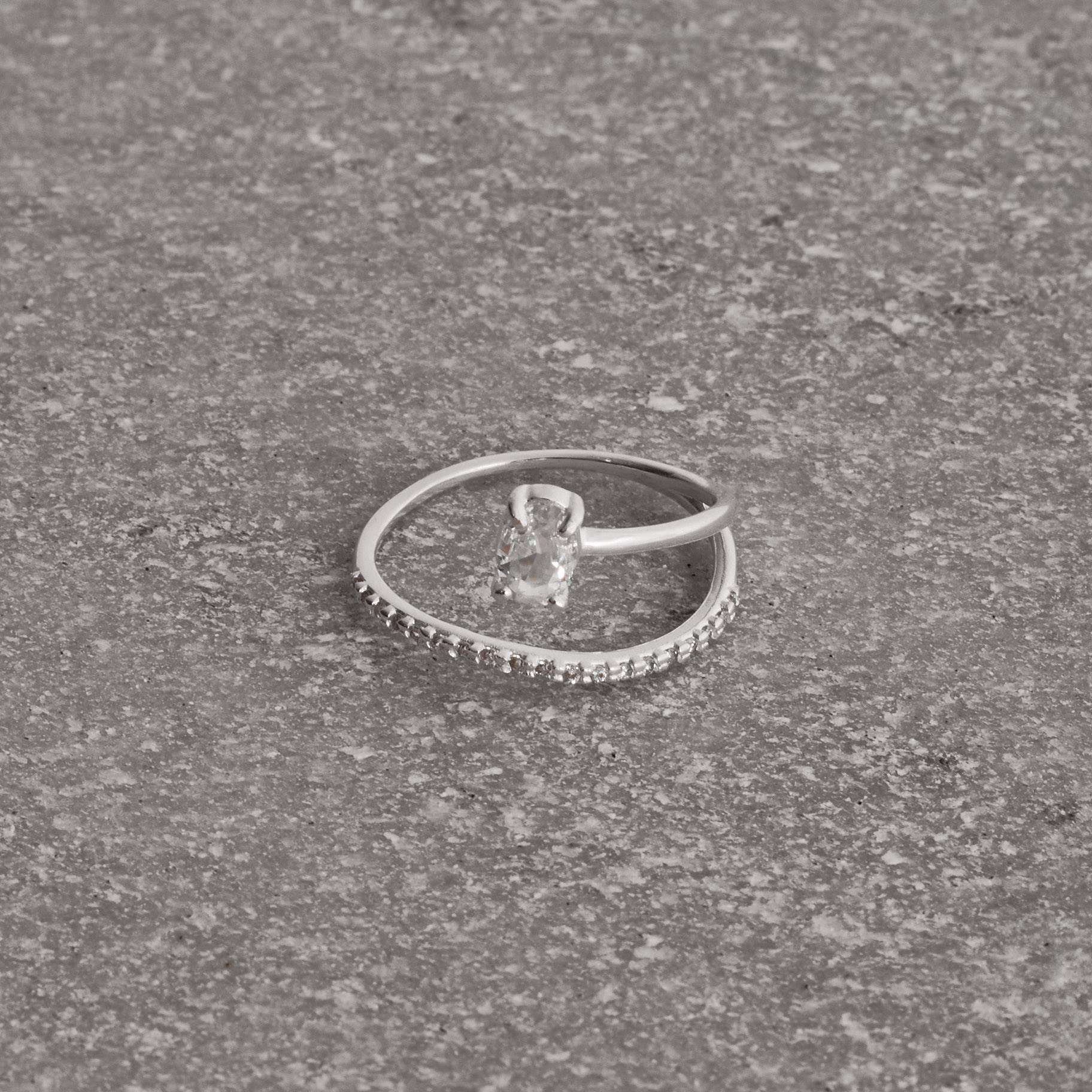 Imagem Secundária Anel ondulado meia aliança com zircônia oval