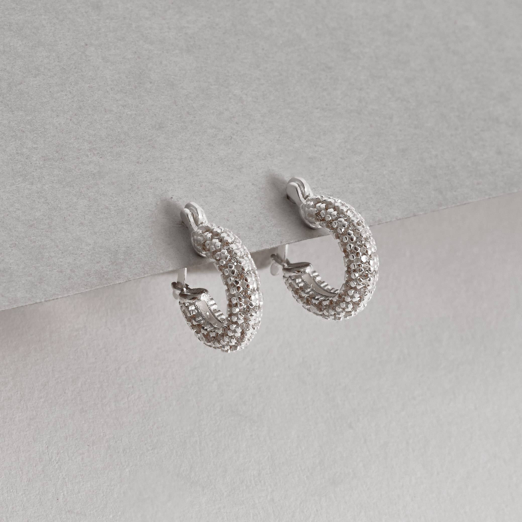 Imagem Argola toda cravejada 16mm trava