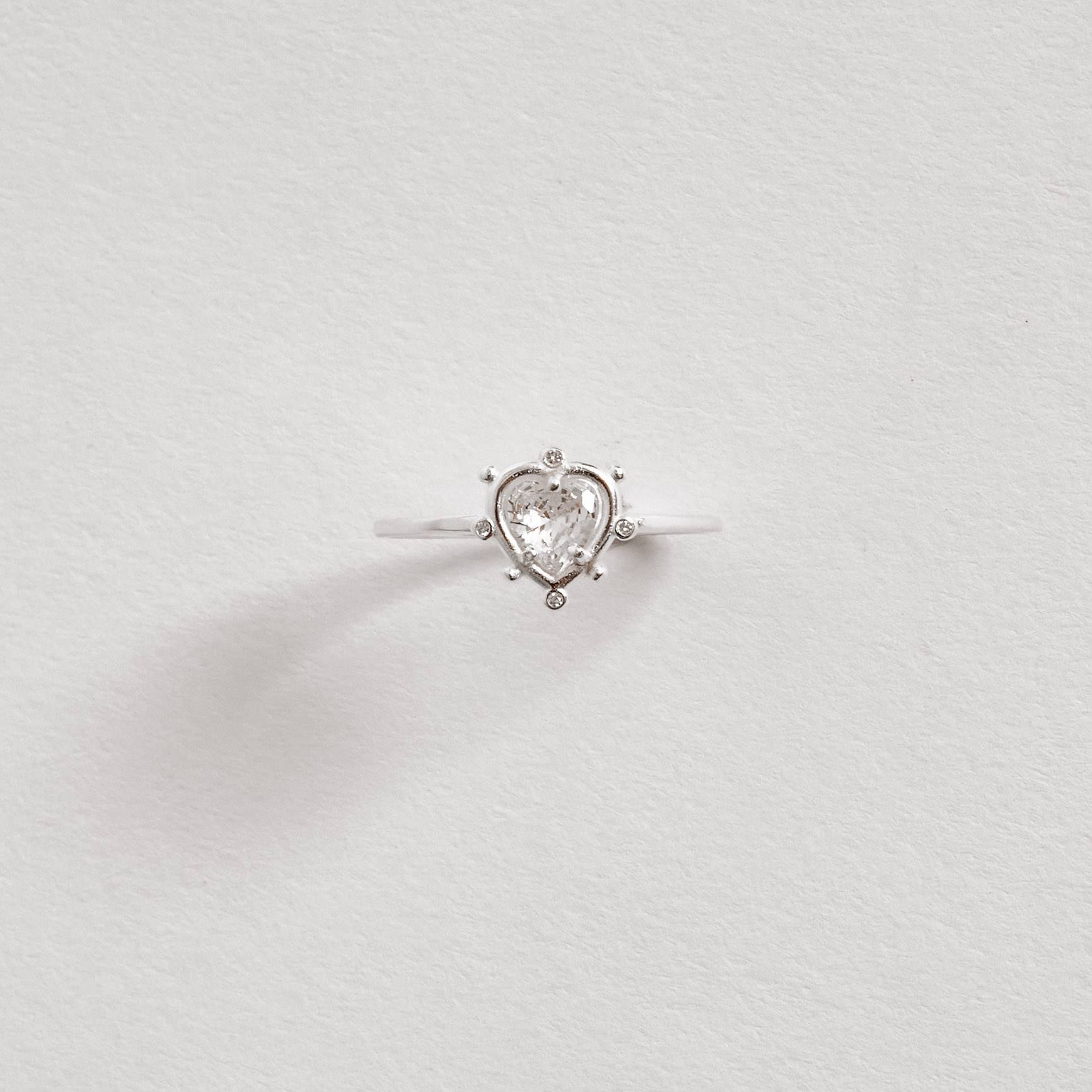 Imagem Secundária Anel fino zircônia coração trabalhado