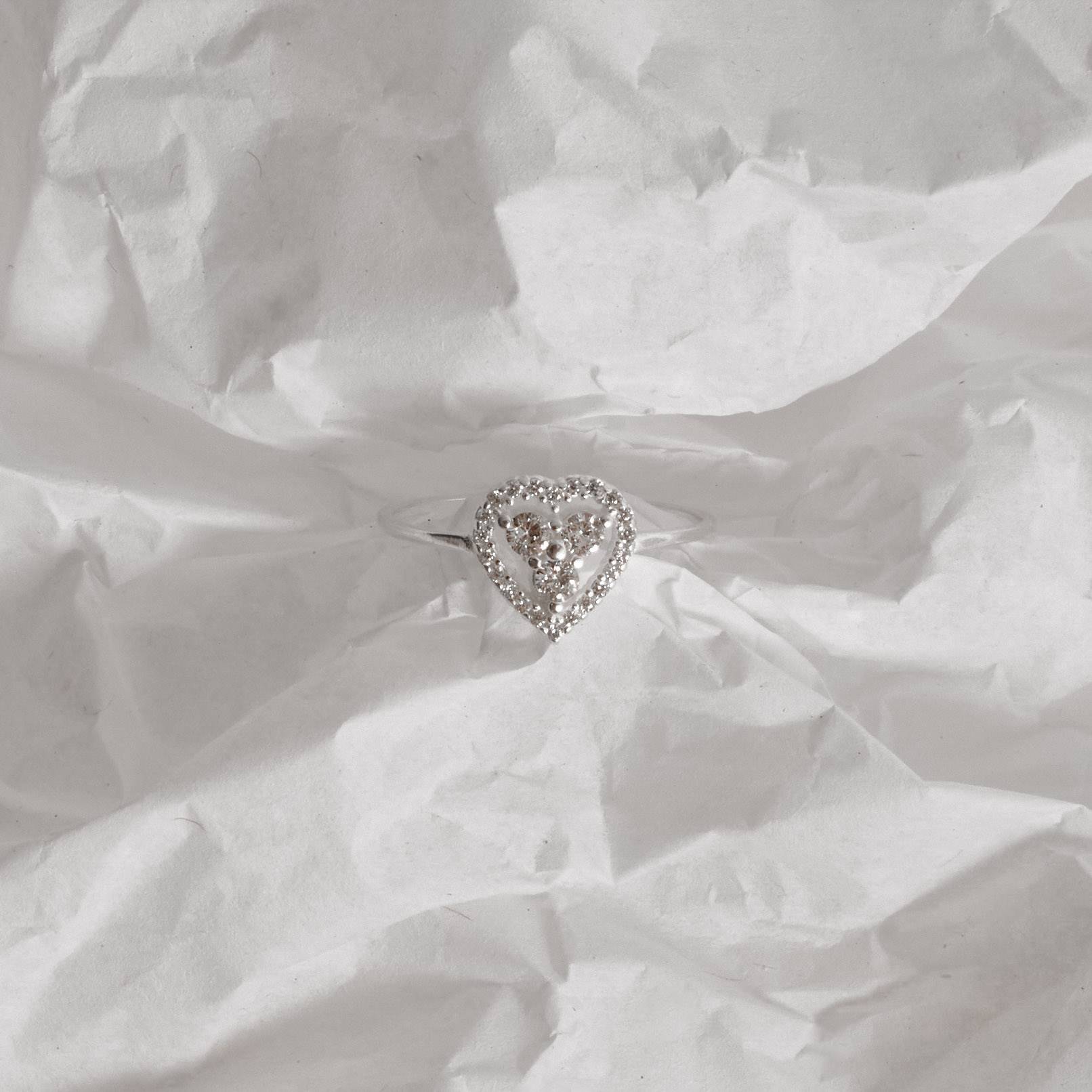 Imagem Anel fino coração vazado com zircônias 