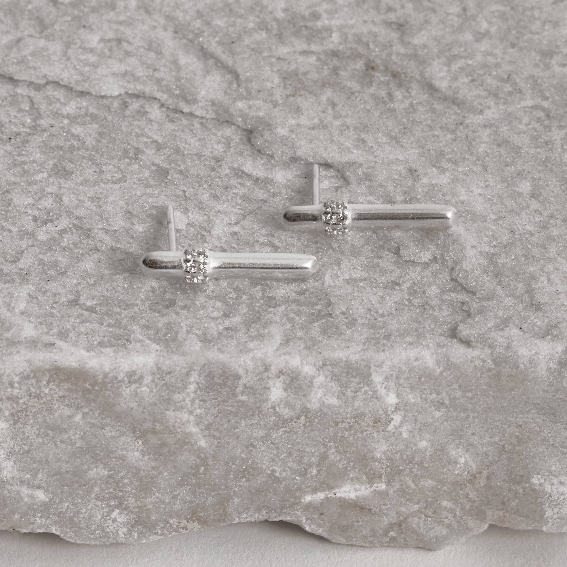 Imagem Secundária Brinco bastão detalhe cravejado 18mm