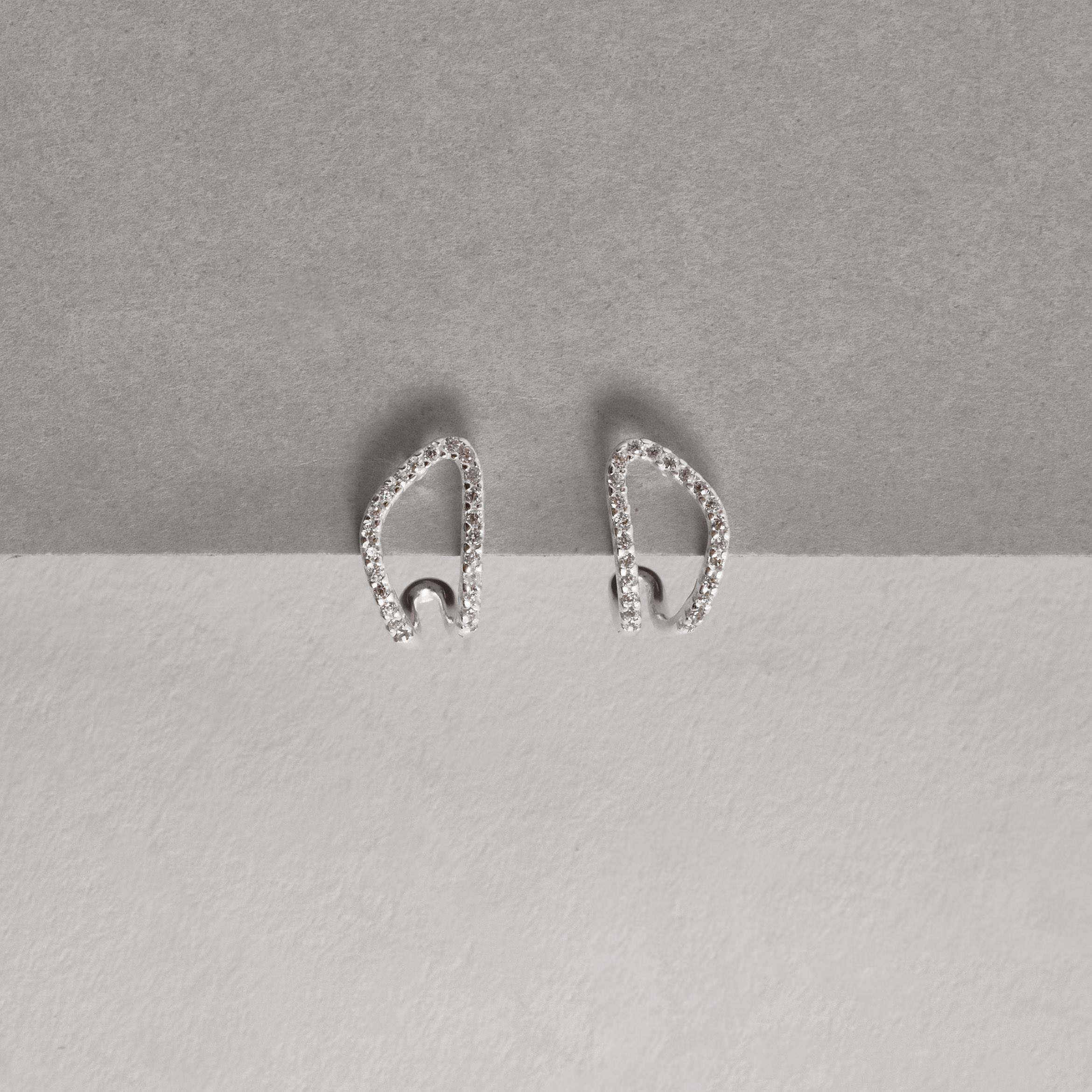 Imagem Brinco meia argola assimétrica vazada cravejada 13mm tarraxa