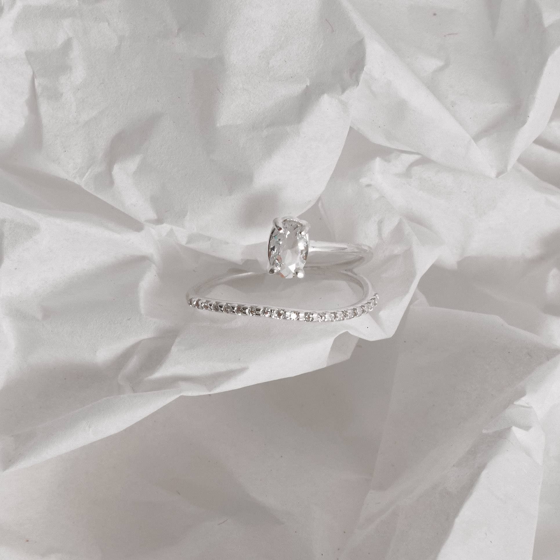 Imagem Anel ondulado meia aliança com zircônia oval