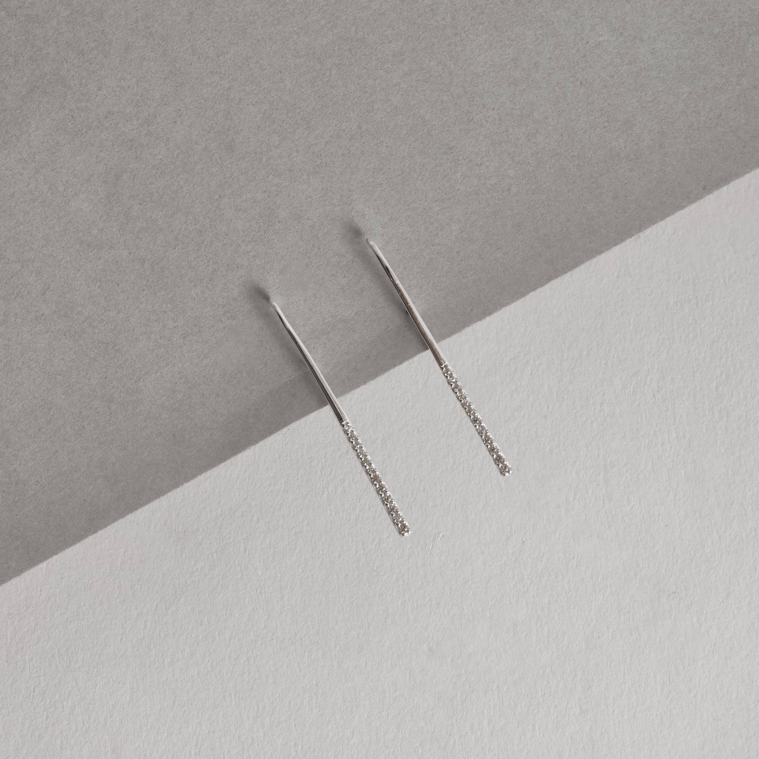 Imagem Brinco palito metade cravejado 36mm