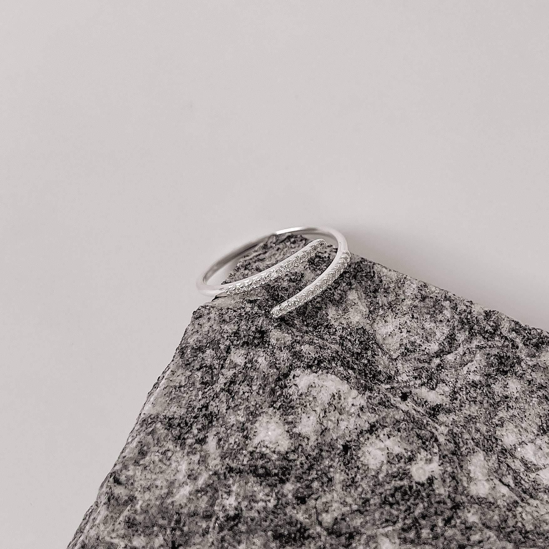 Imagem Secundária Anel fino 2 fios cravejados regulável G