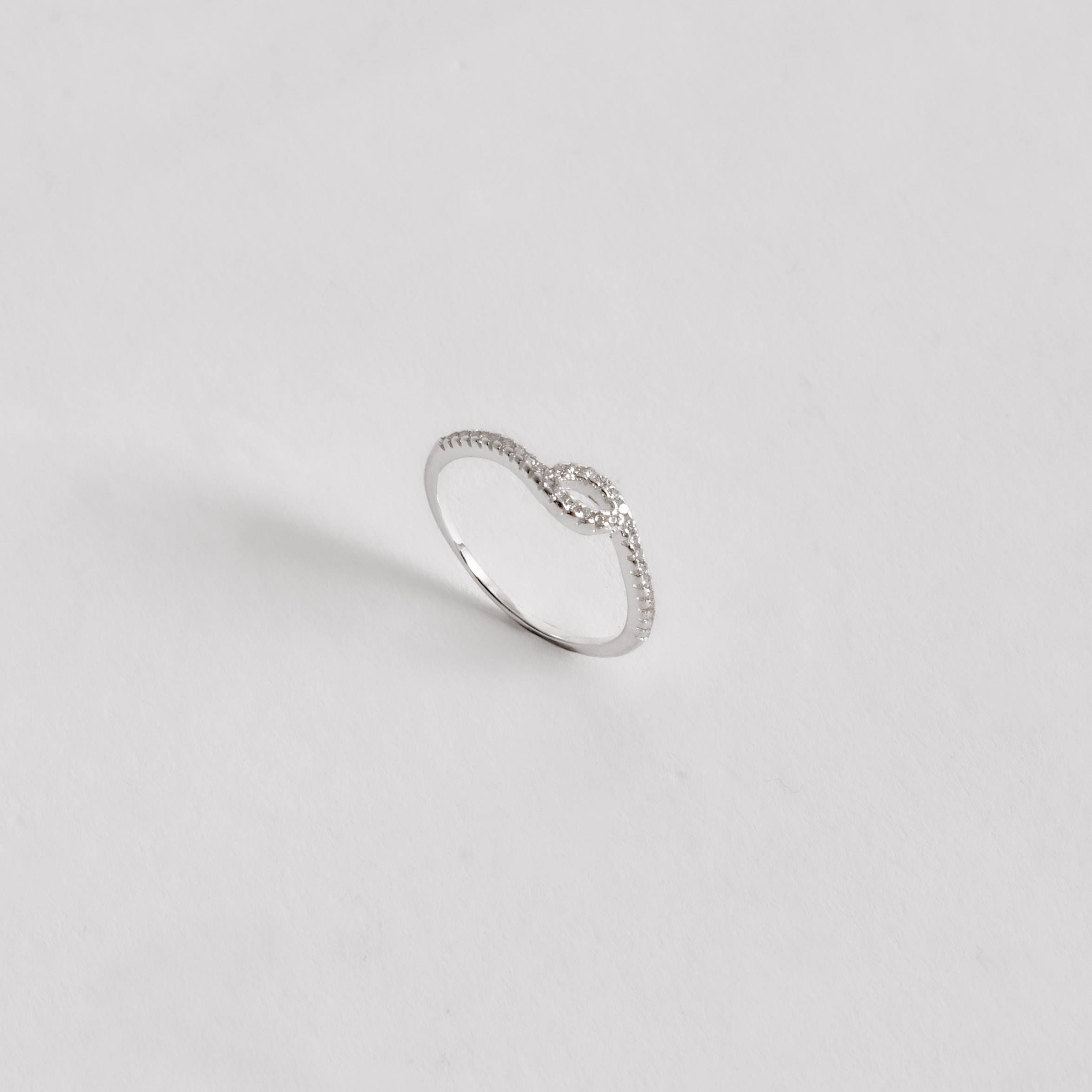 Imagem Anel ondulado navete vazado com cravejado