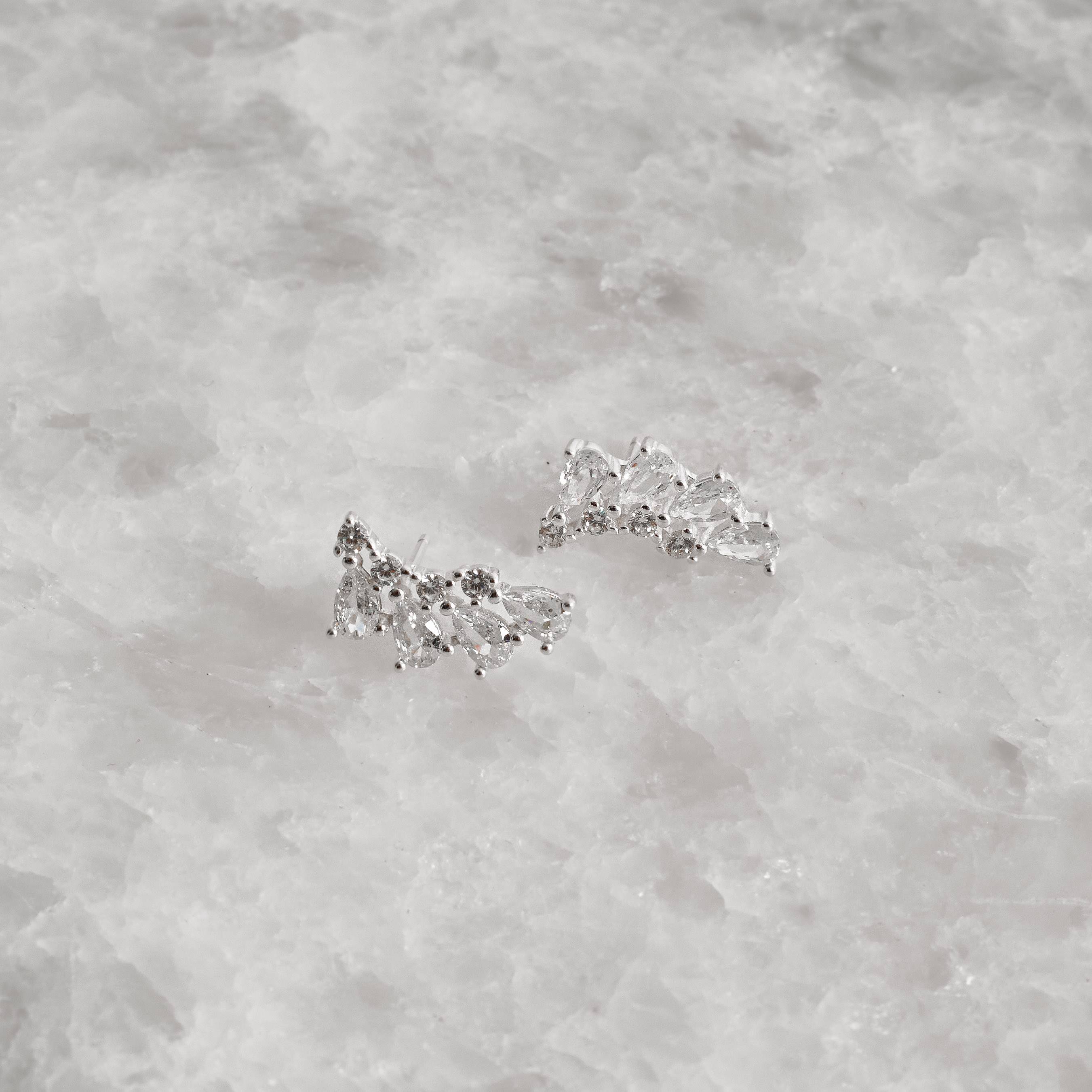 Imagem Secundária Brinco curvado zircônias redonda e gota 17mm