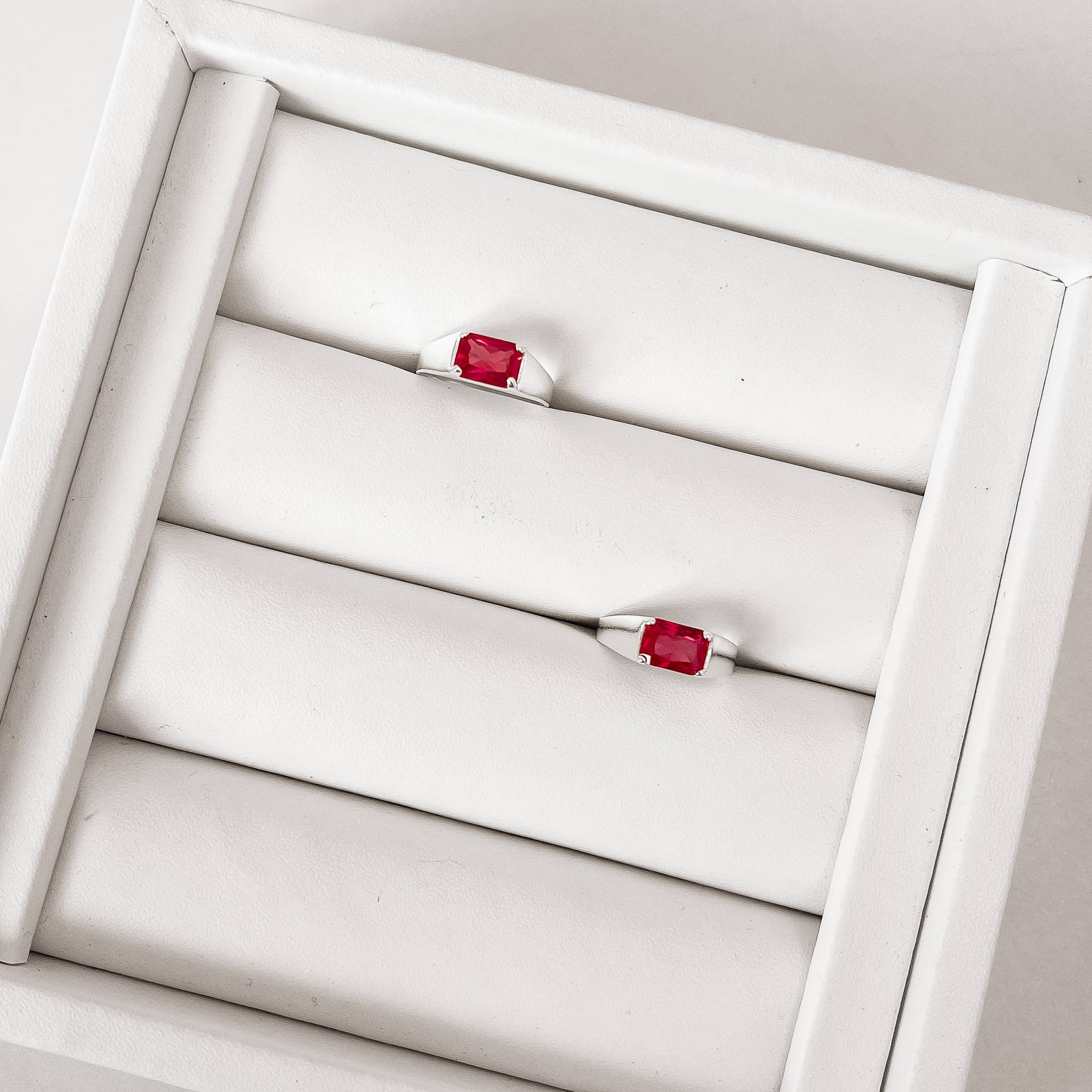 Anel zircônia retangular rubi dedinho