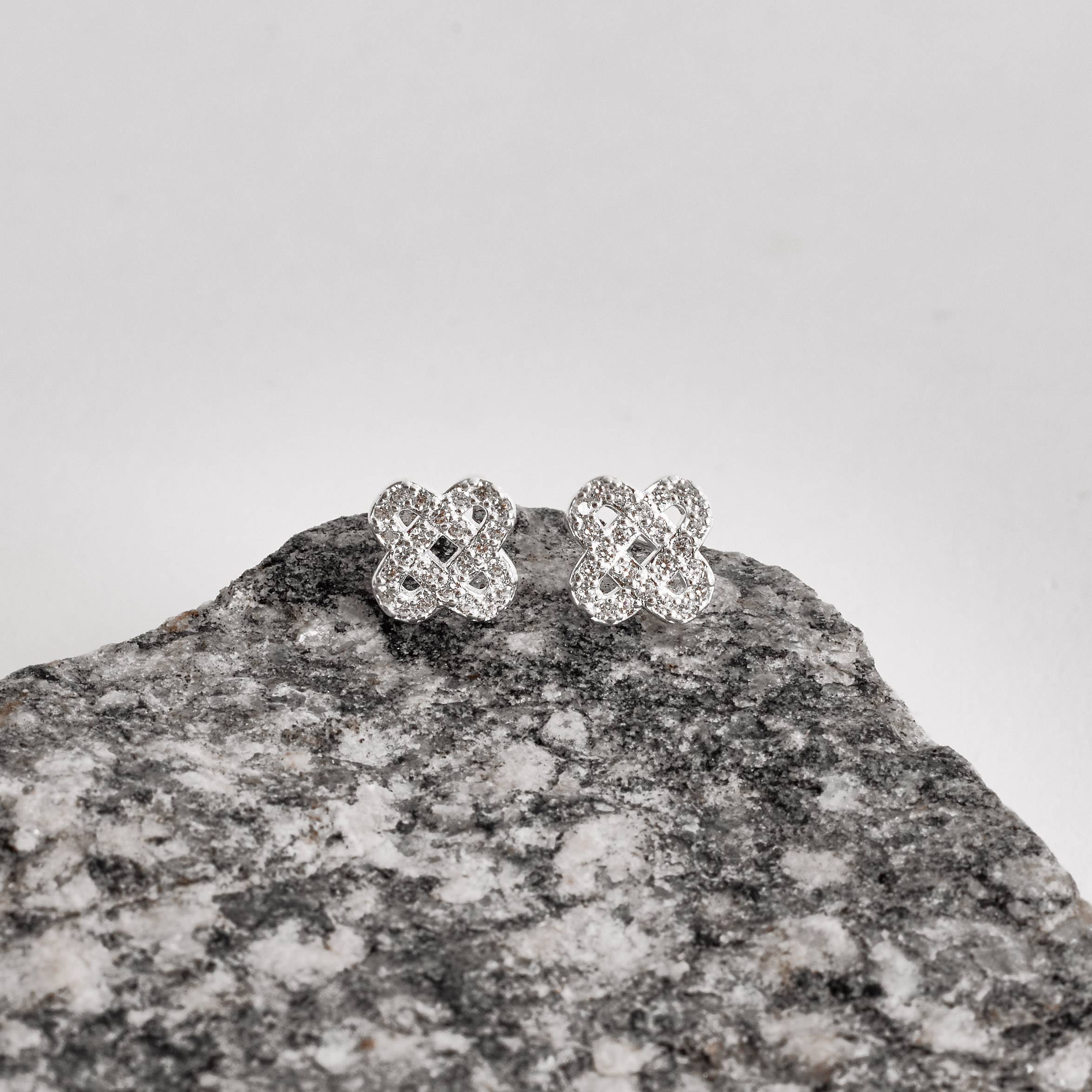 Imagem Brinco trevo vazado cravejado cristal 10mm