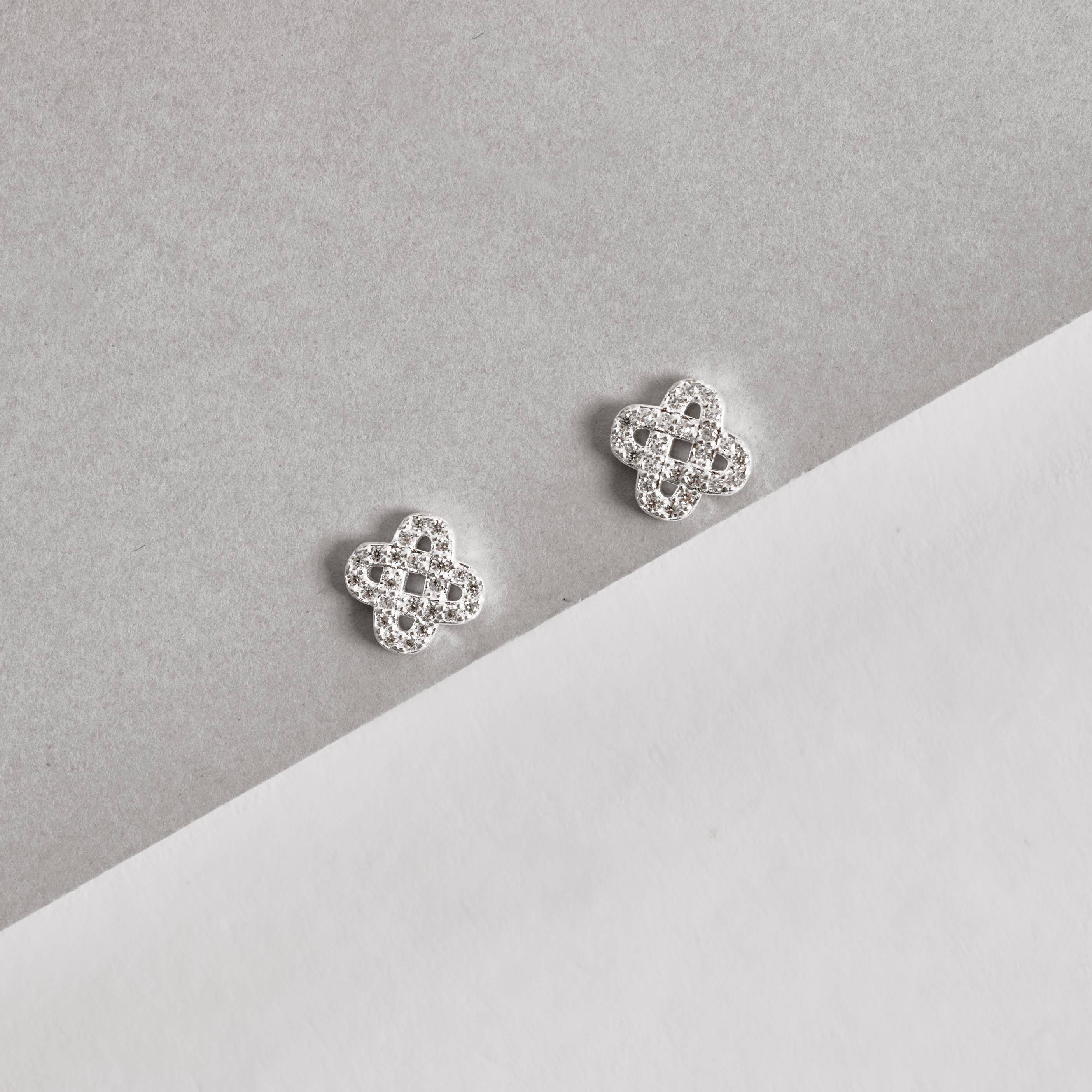 Imagem Secundária Brinco trevo vazado cravejado cristal 10mm