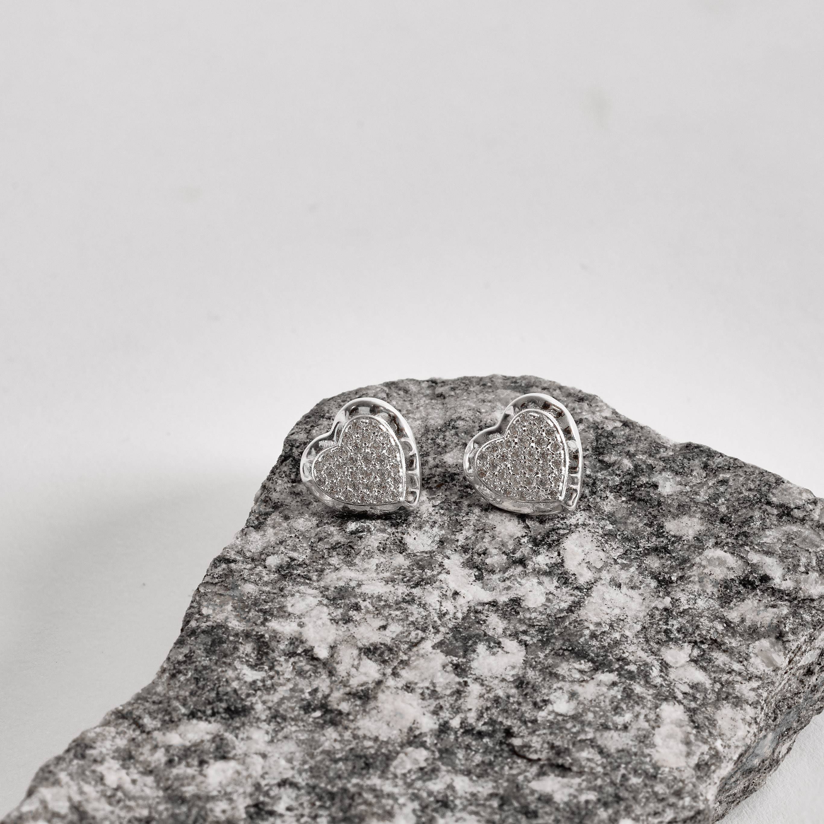 Imagem Brinco coração cravejado borda ondulada 13mm