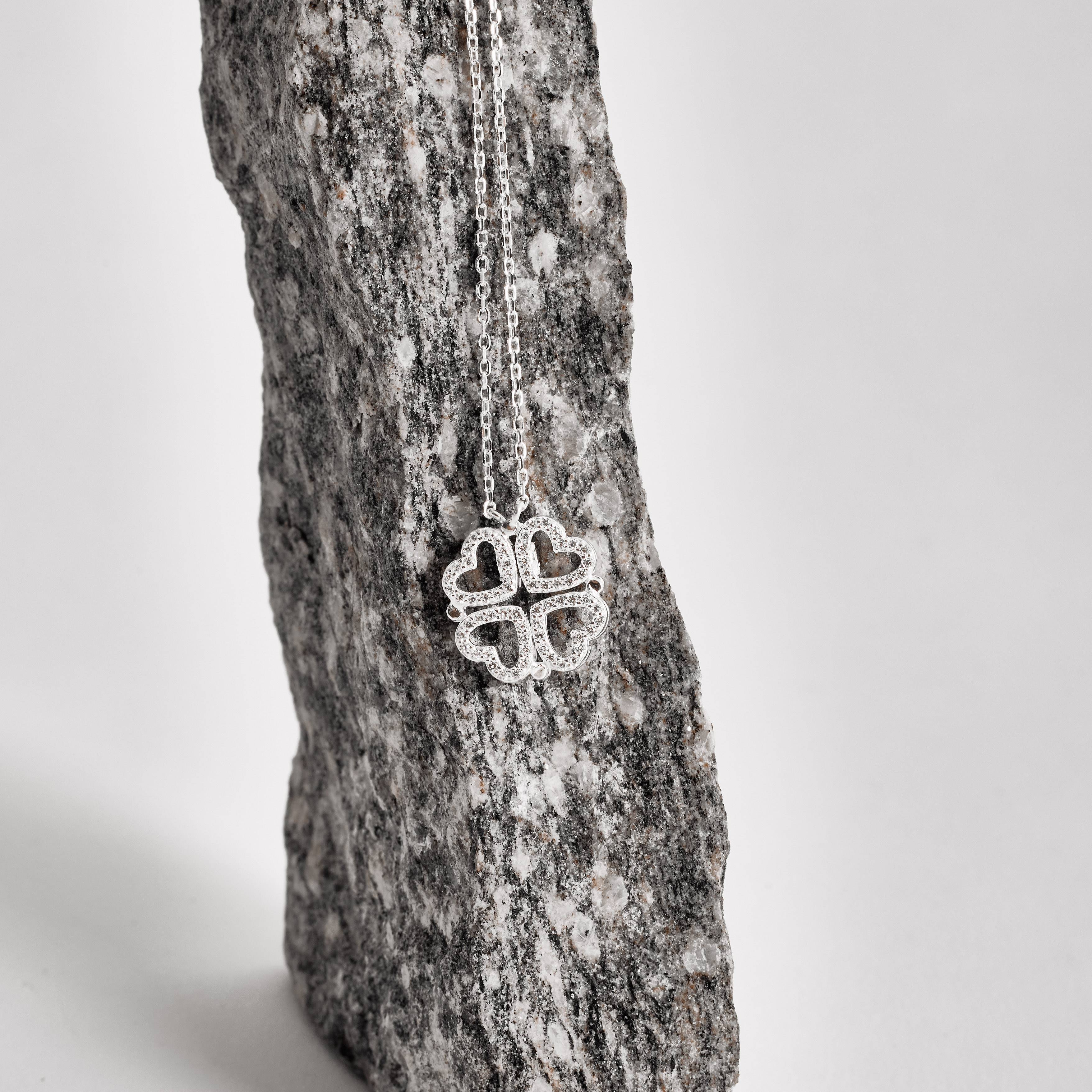 Imagem Colar corações trevo vazado cravejado 40+5cm