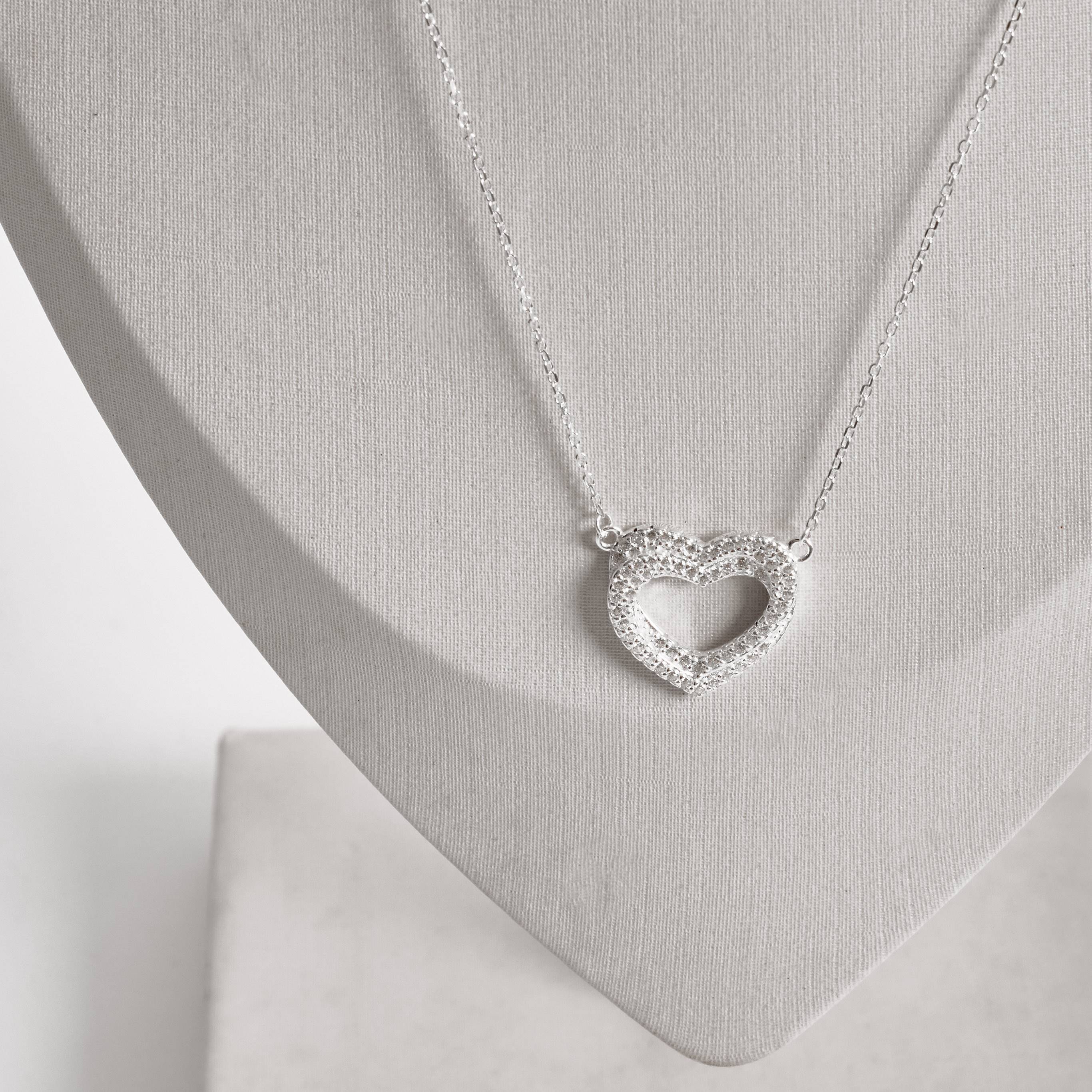 Imagem Secundária Colar entremeio 2 corações vazados cravejados 18mm corrente cadeado 40+5cm