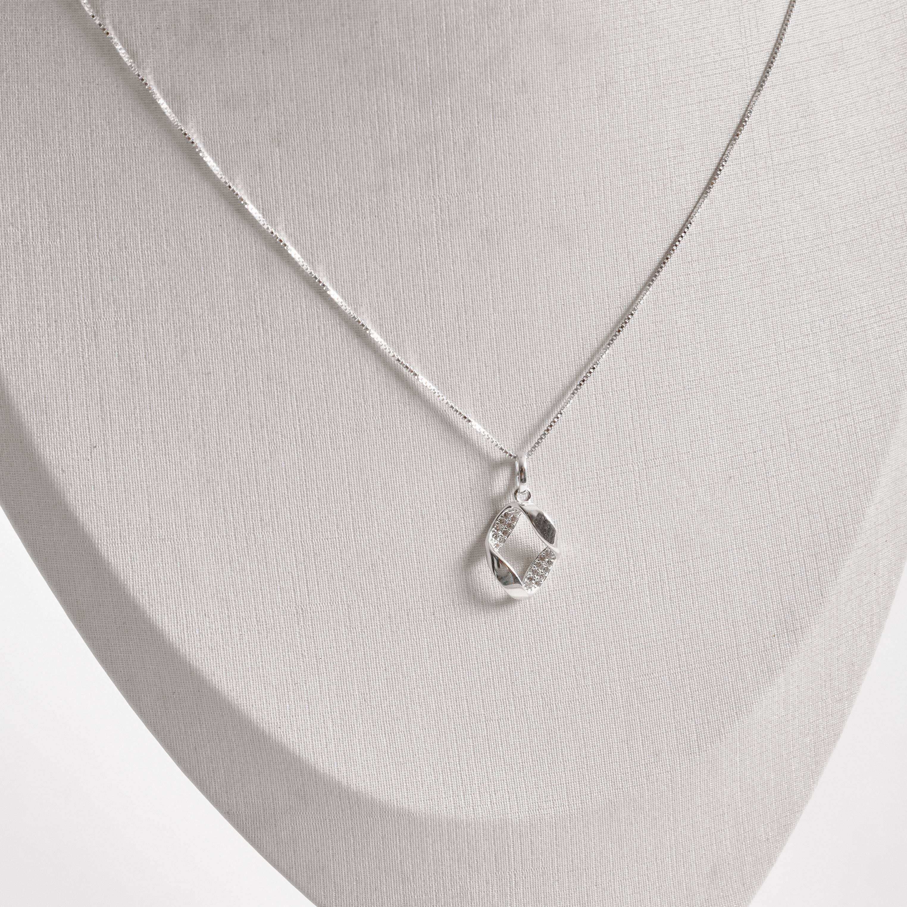 Imagem Colar pingente oval vazado com interior cravejado 13mm 45cm