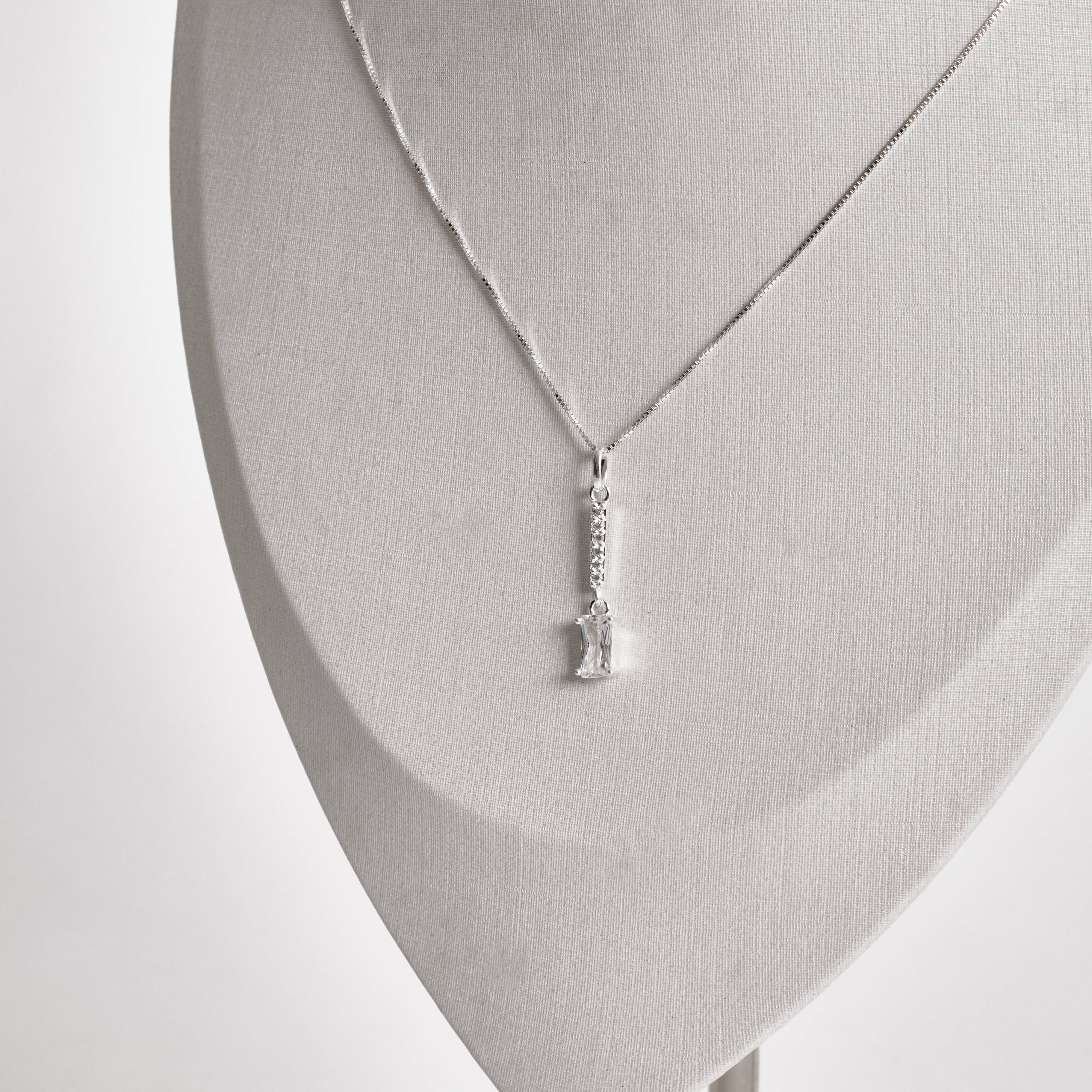 Imagem Secundária Colar pingente palito cravejado com zircônia retangular 11mm 45cm