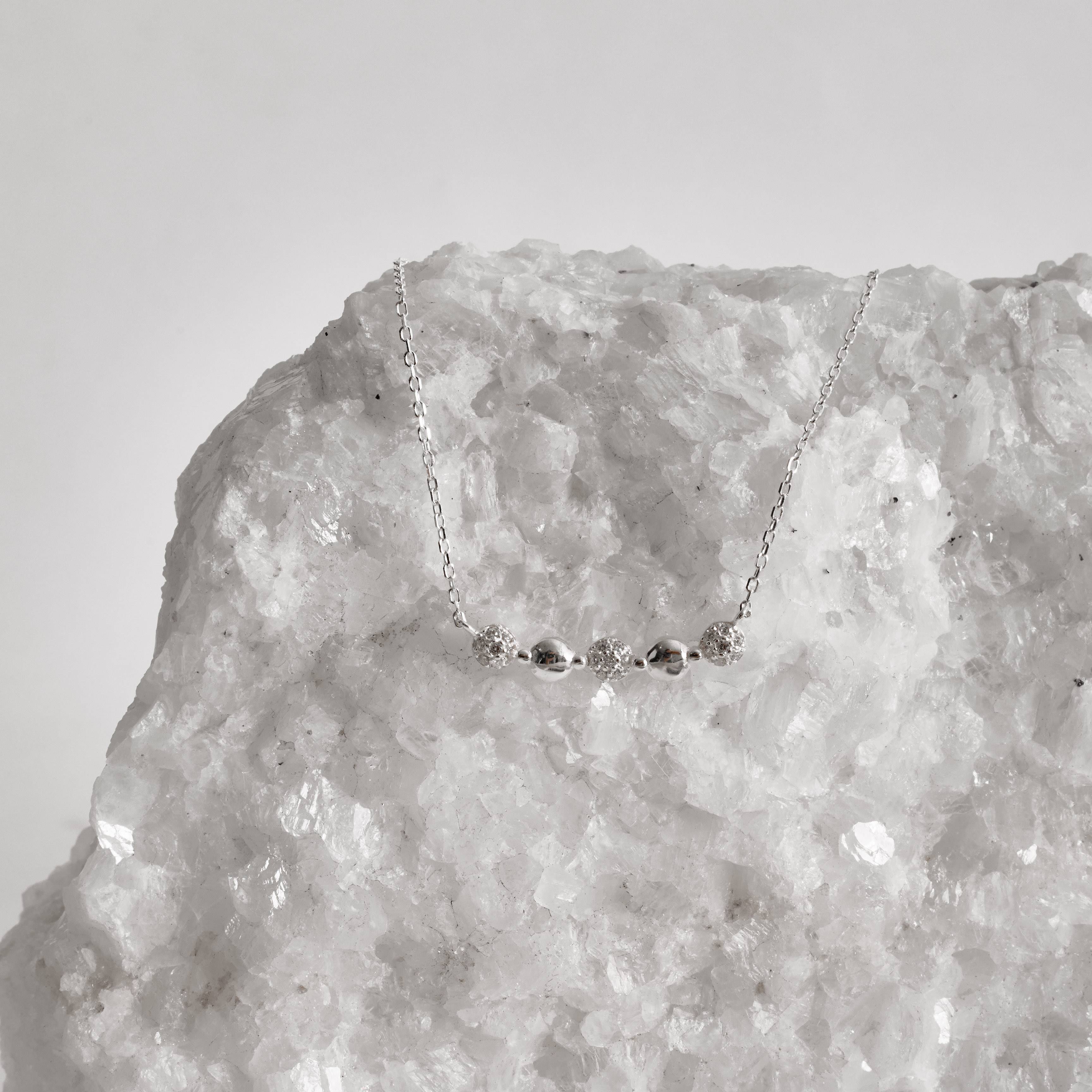 Imagem Colar entremeio bolas lisas e cravejadas 23mm 40+5cm