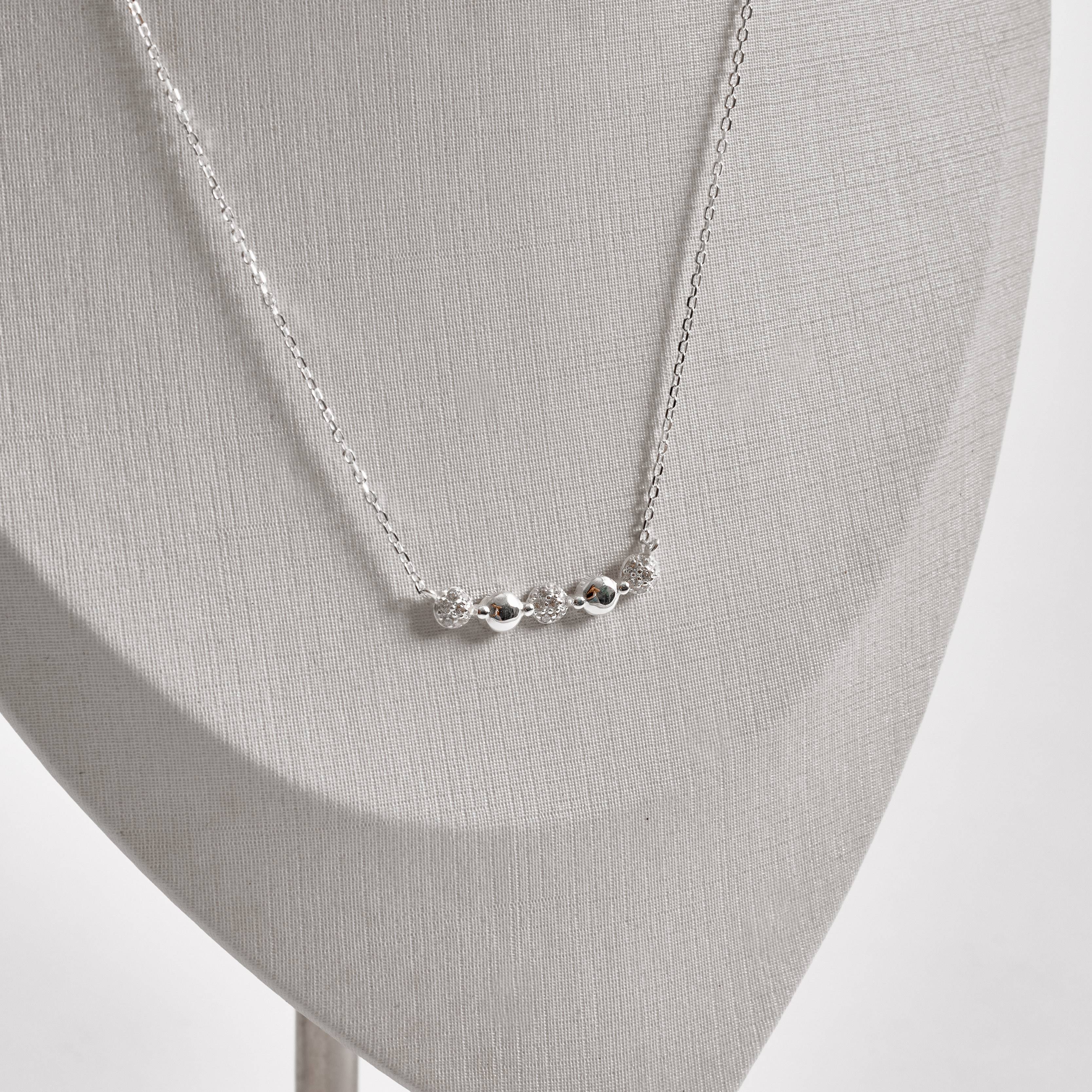 Imagem Secundária Colar entremeio bolas lisas e cravejadas 23mm 40+5cm