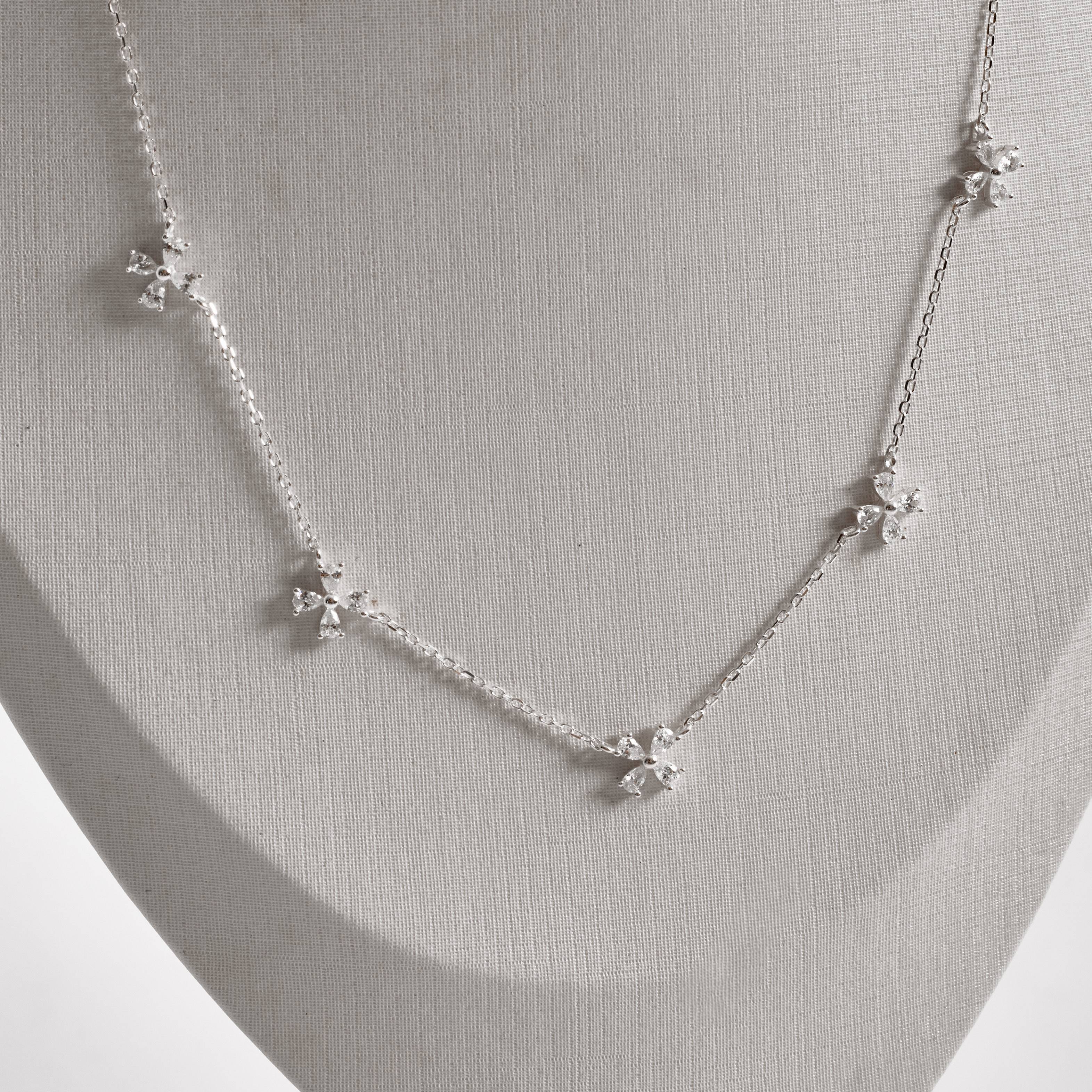 Imagem Colar entremeios flores cravejadas 7mm 40+5cm