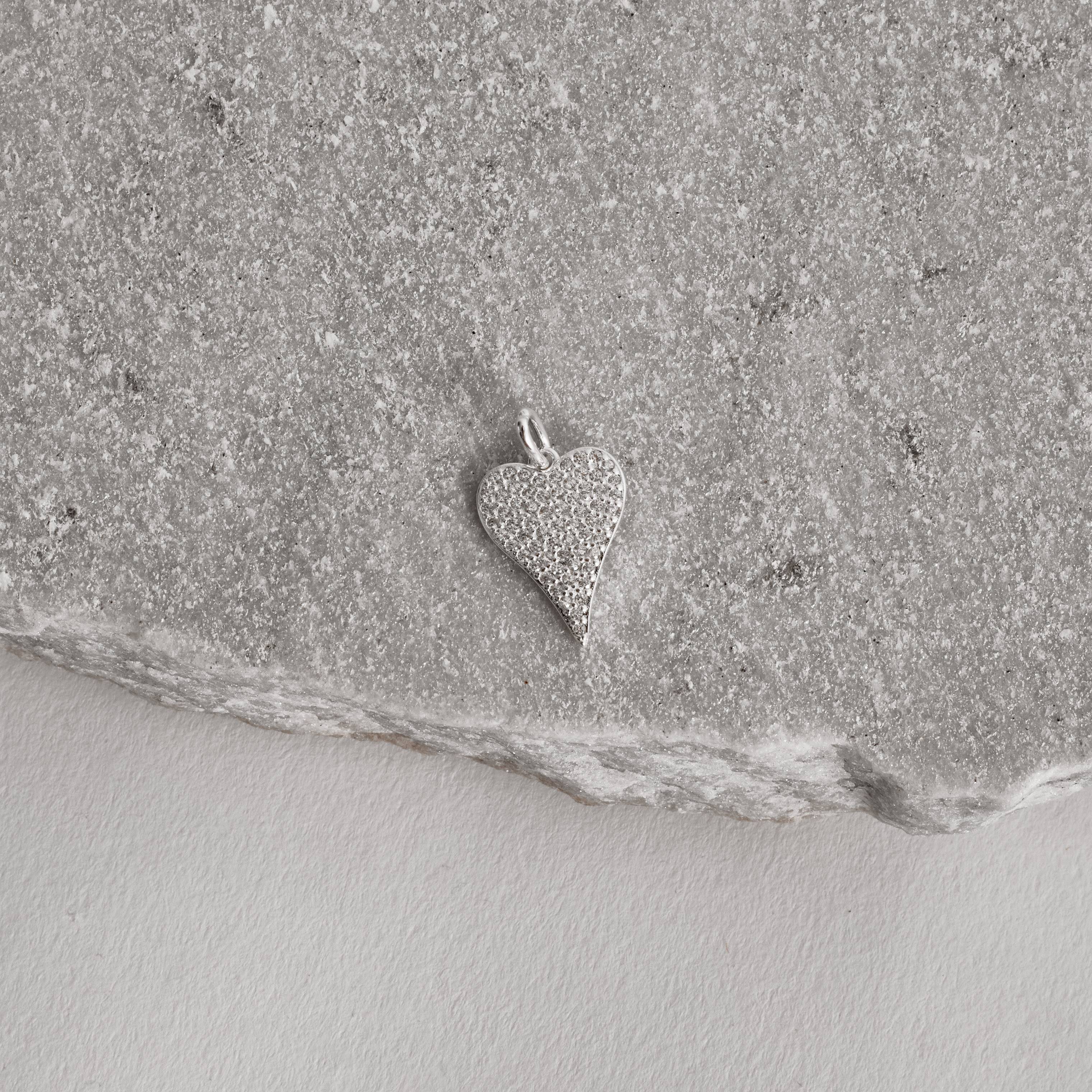 Pingente coração alongado cravejado 17mm