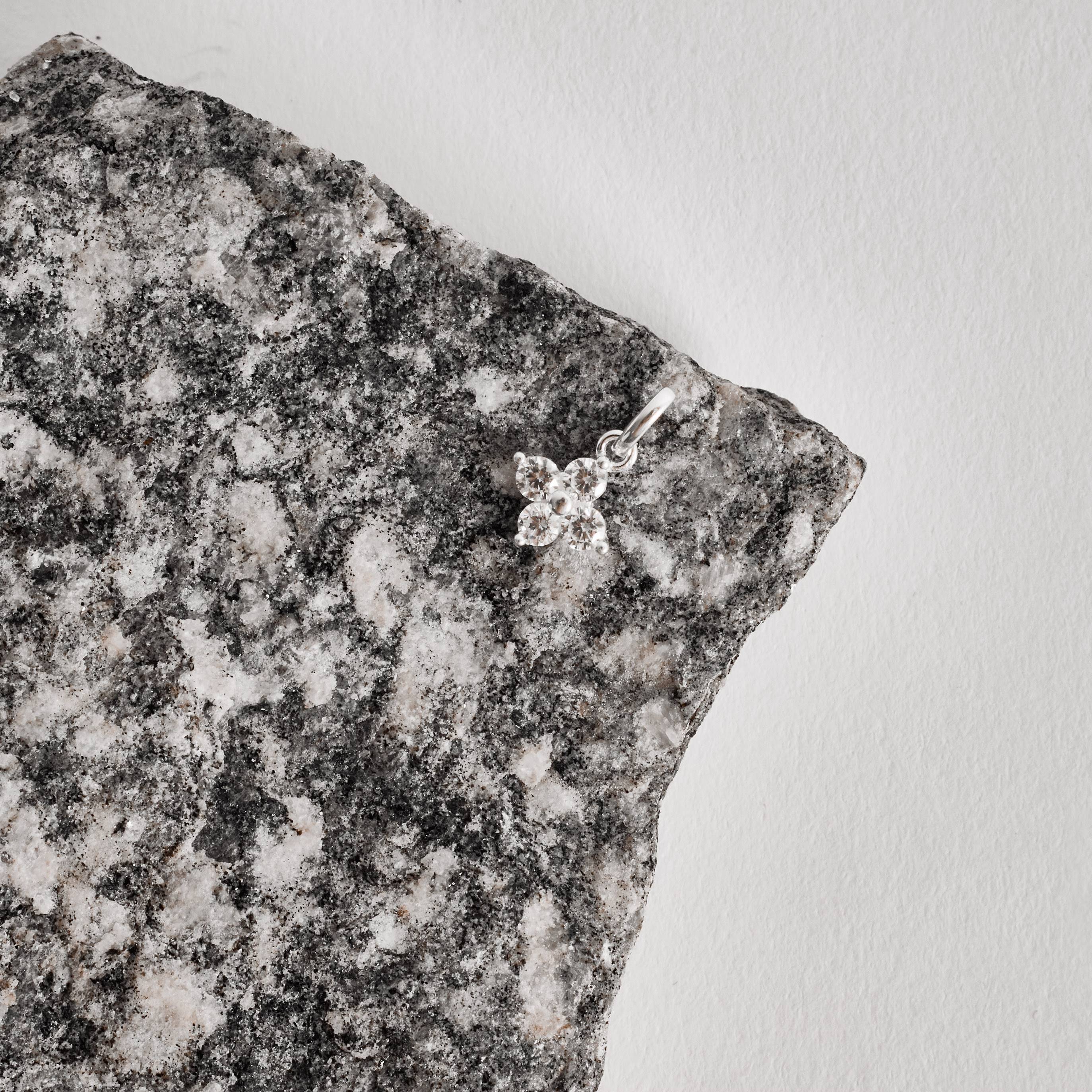 Pingente trevo cravejado 9mm