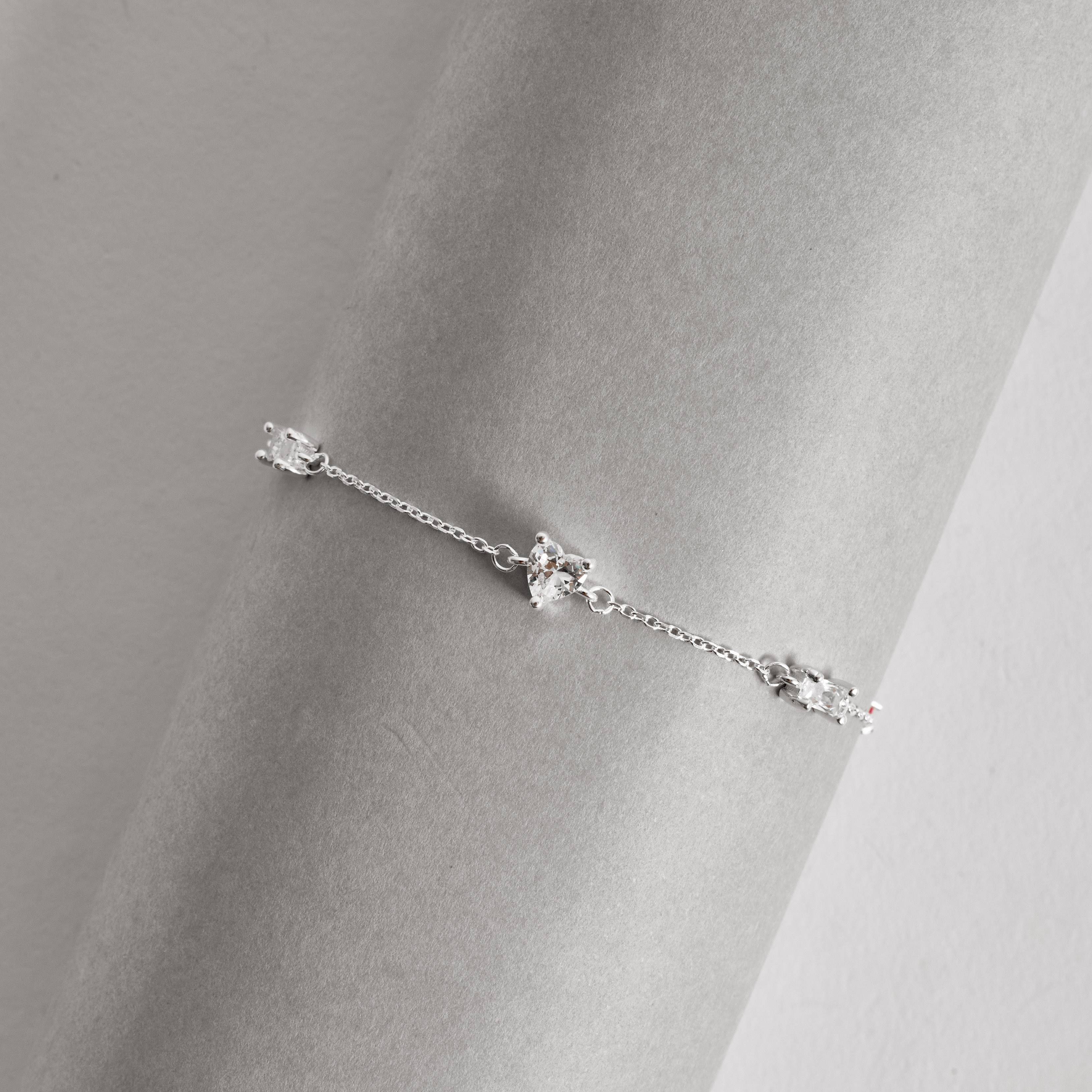 Imagem Secundária Pulseira entremeios zircônias quadrada rubi, retangular e coração cristal 16+4cm