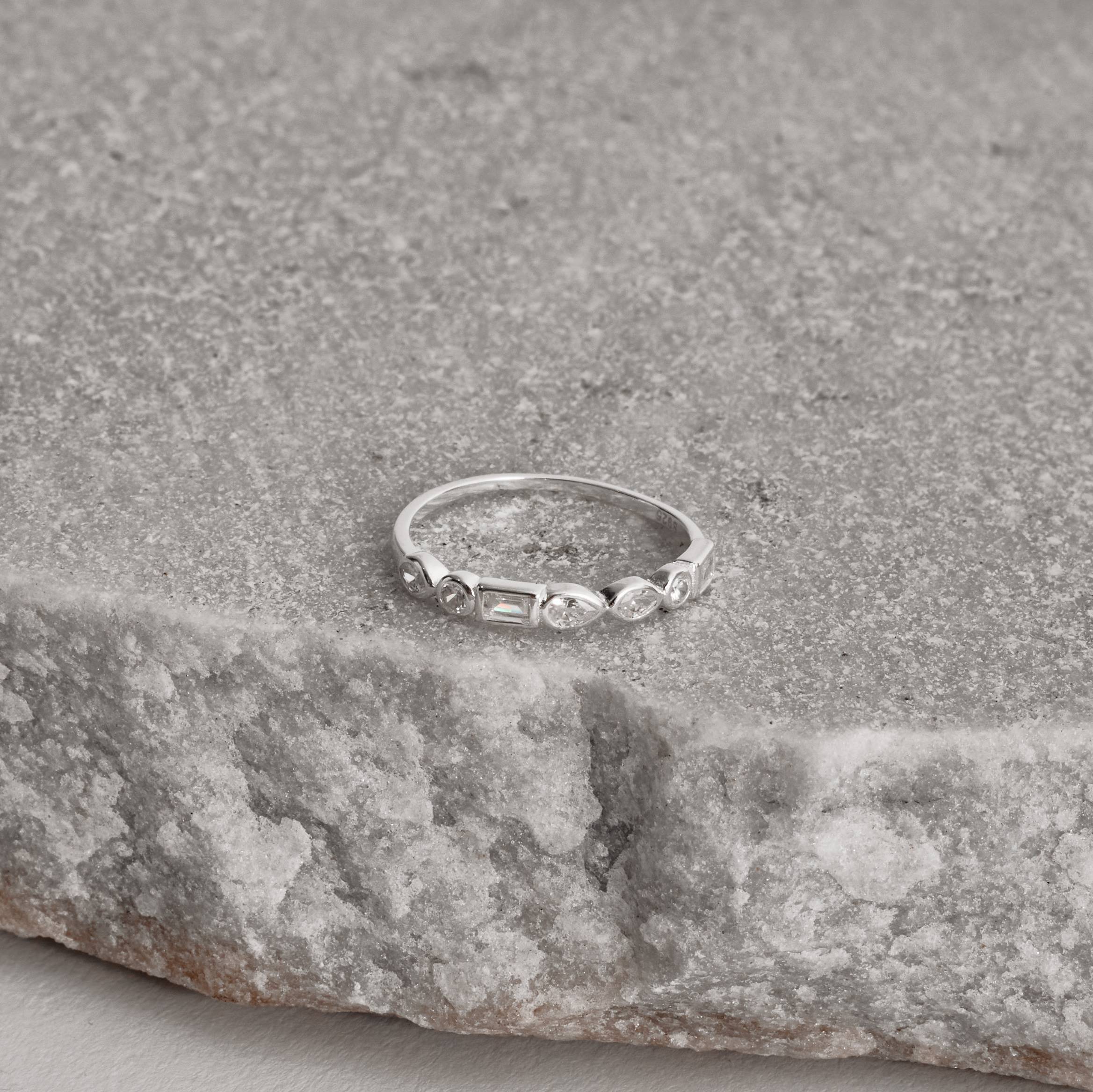 Imagem Anel meia aliança zircônias navete, redonda, retangular e gota