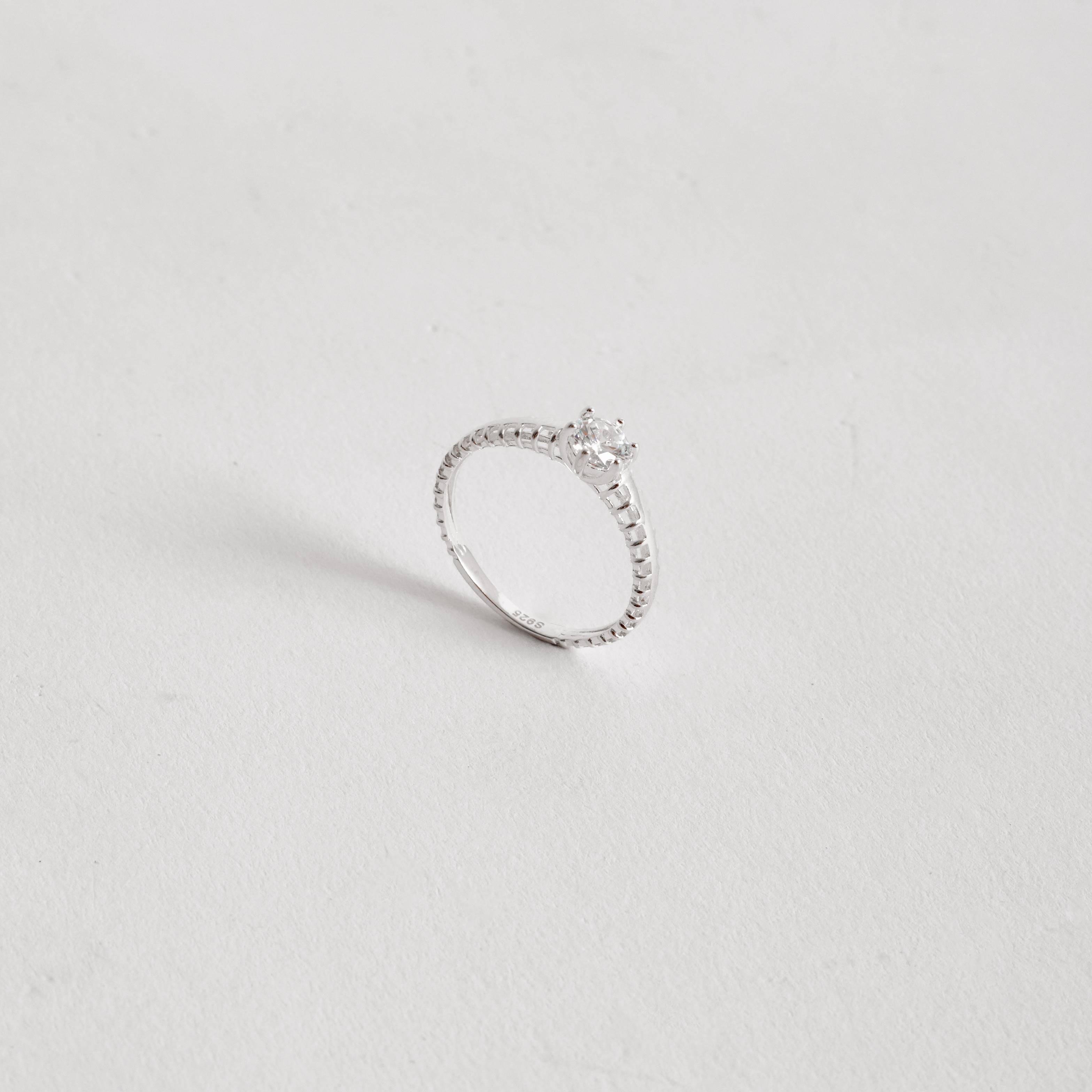 Imagem Anel solitário 5mm detalhe vazado na lateral